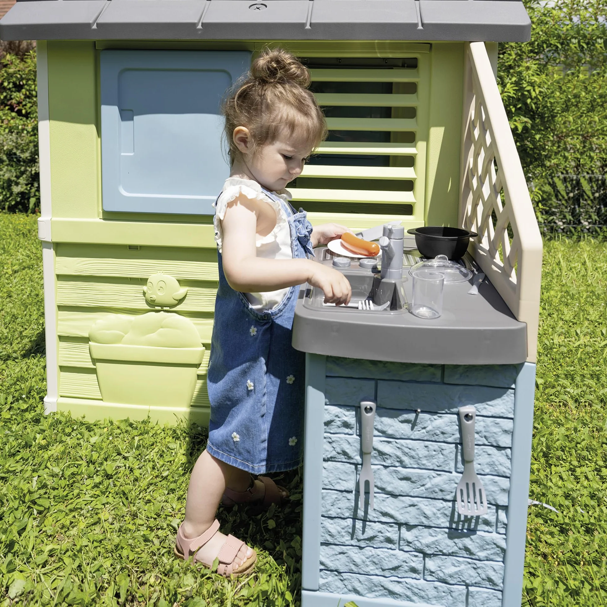 Smoby Life - Casa Bella + Cucina Estiva - Piastra e Lavello - Numerosi Accessori - Materiale Riciclato - Dai 2 Anni - Prodotto in Francia