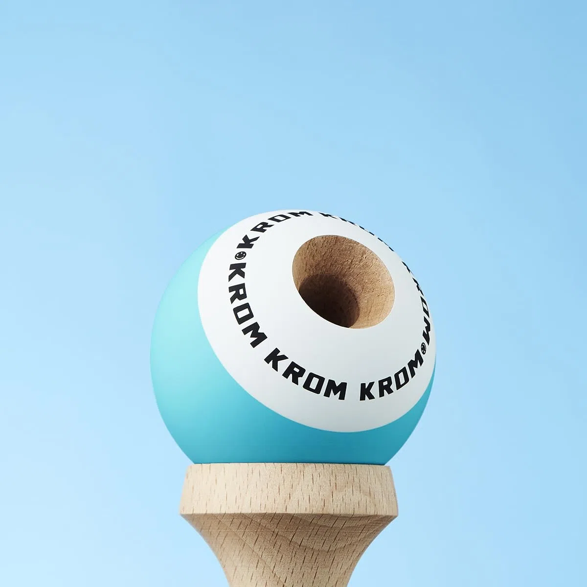 KROM Kendama Gioco - Pop Azzurro - Equilibrio impeccabile - Abilità Cognitive migliorate - Equilibrio, riflessi e creatività migliorati - Modello Kendama PRO Fatto per Principianti e Professionisti.
