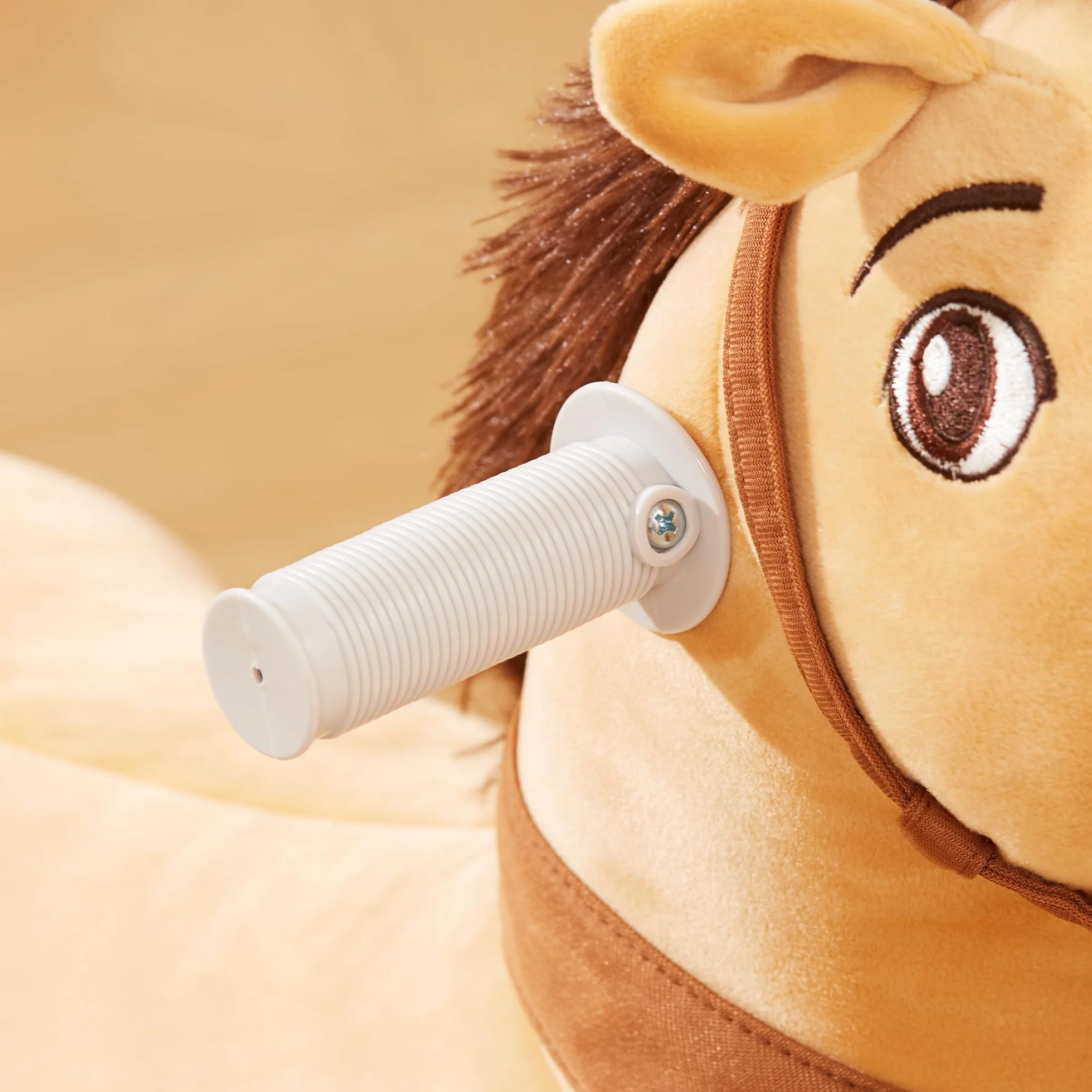 AIYAPLAY Cavallo a Dondolo Elettrico 6V per Bambini da 18-36 Mesi con Musica e Ruote, Cavalluccio a Dondolo Cavalcabile in Poliestere, 69x34x53cm, Marrone