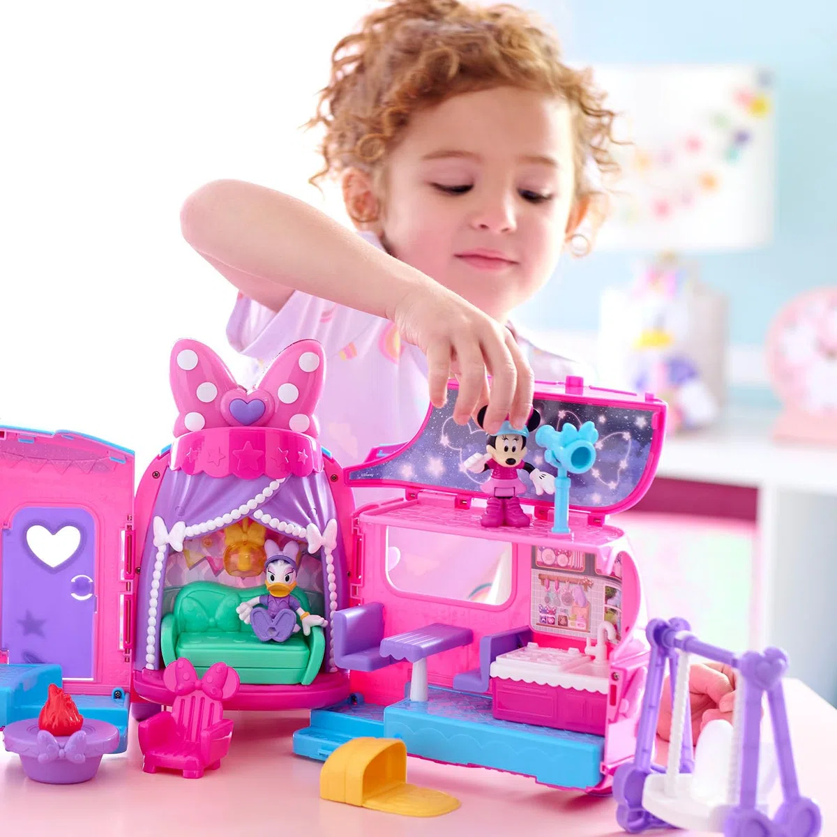 Minnie Set di gioco Glamper di Minni Bows-A-Glow Disney Junior e personaggi con 13 pezzi, giochi per bambini dai 3 anni in su, Esclusiva Amazon di Just Play
