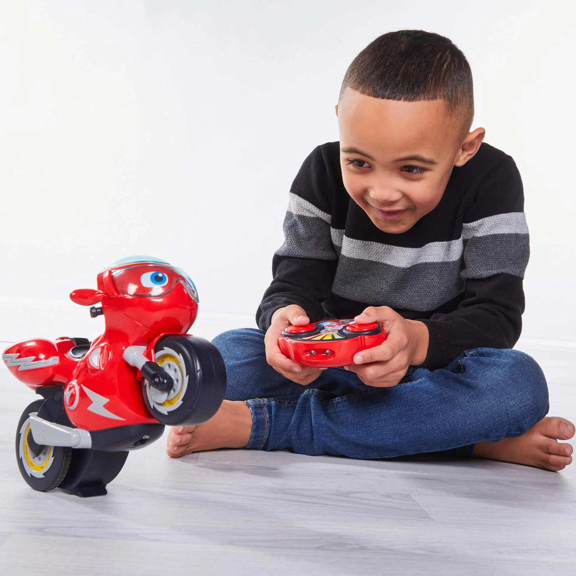 RC Turbo Trick Ricky, la moto acrobatica con telecomando fa ruote e sbalorditivi a 360 gradi, Ricky Zoom offre avventure perfette per i bambini in età prescolare e gli appassionati della serie!