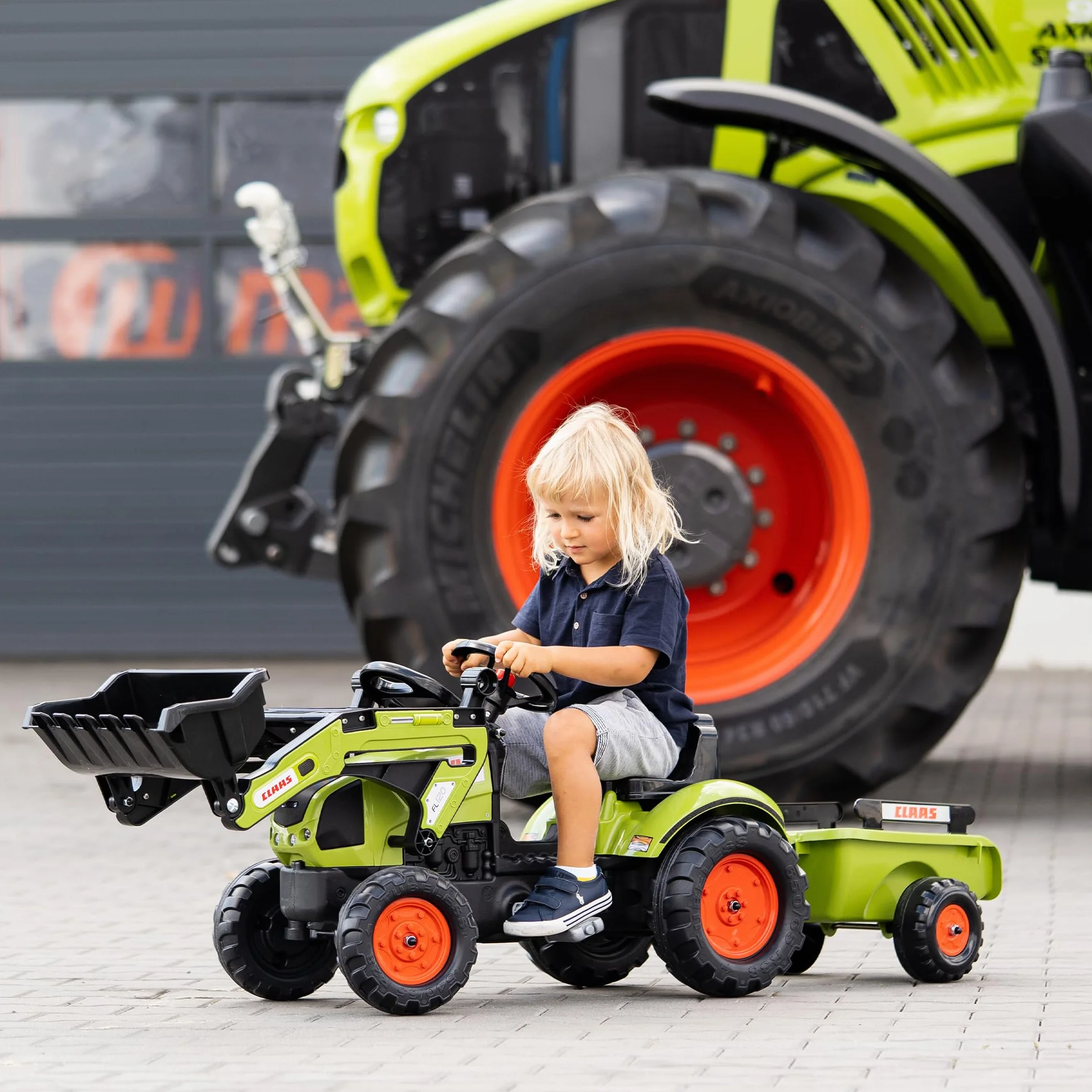 CLAAS Tractopelle Arion 410 avec remorque