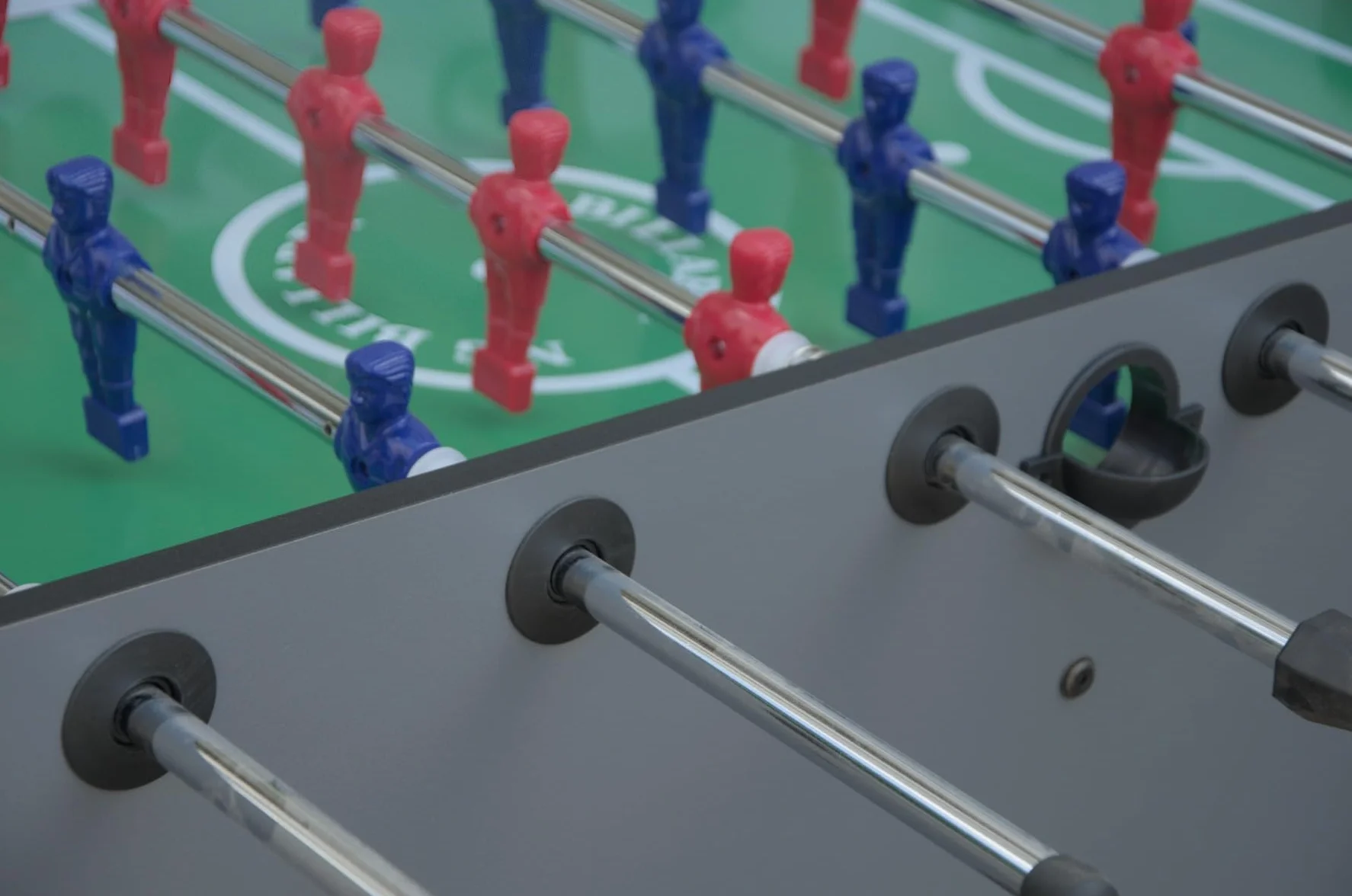 Calcio Balilla Regolamentare Olimpico per Interno - Aste Telescopiche o Passanti, Colori Rosso e Grigio Cemento - Calcio Balilla per Famiglie e Bar, Stabile e Robusto