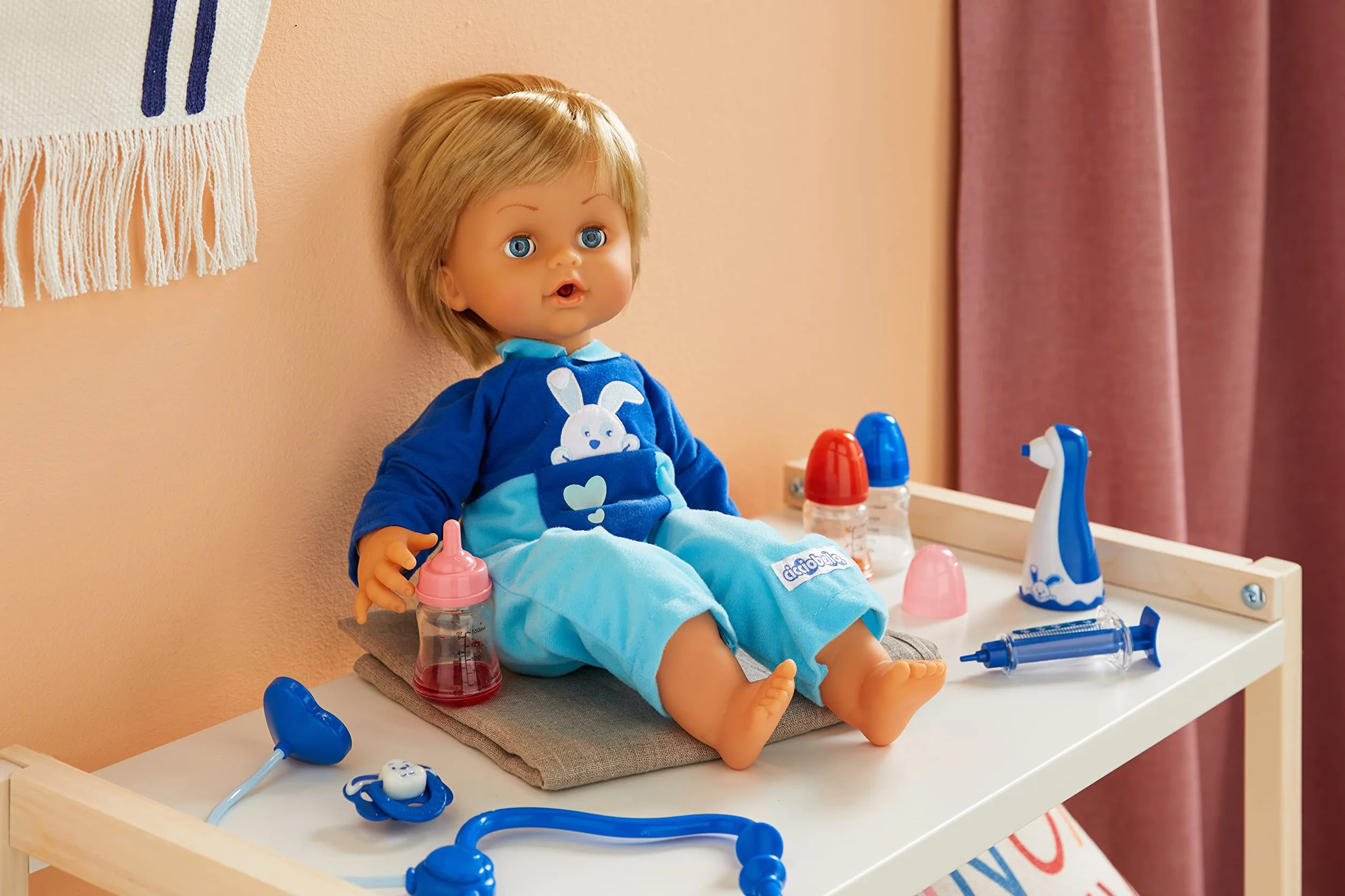 Cicciobello Bua, Bambola Interattiva con Accessori, Giochi Bambini 2 anni, Accessori per la Cura Come Termometro e Stetoscopio, Usa il Ciuccio per Farlo Smettere di Piangere!
