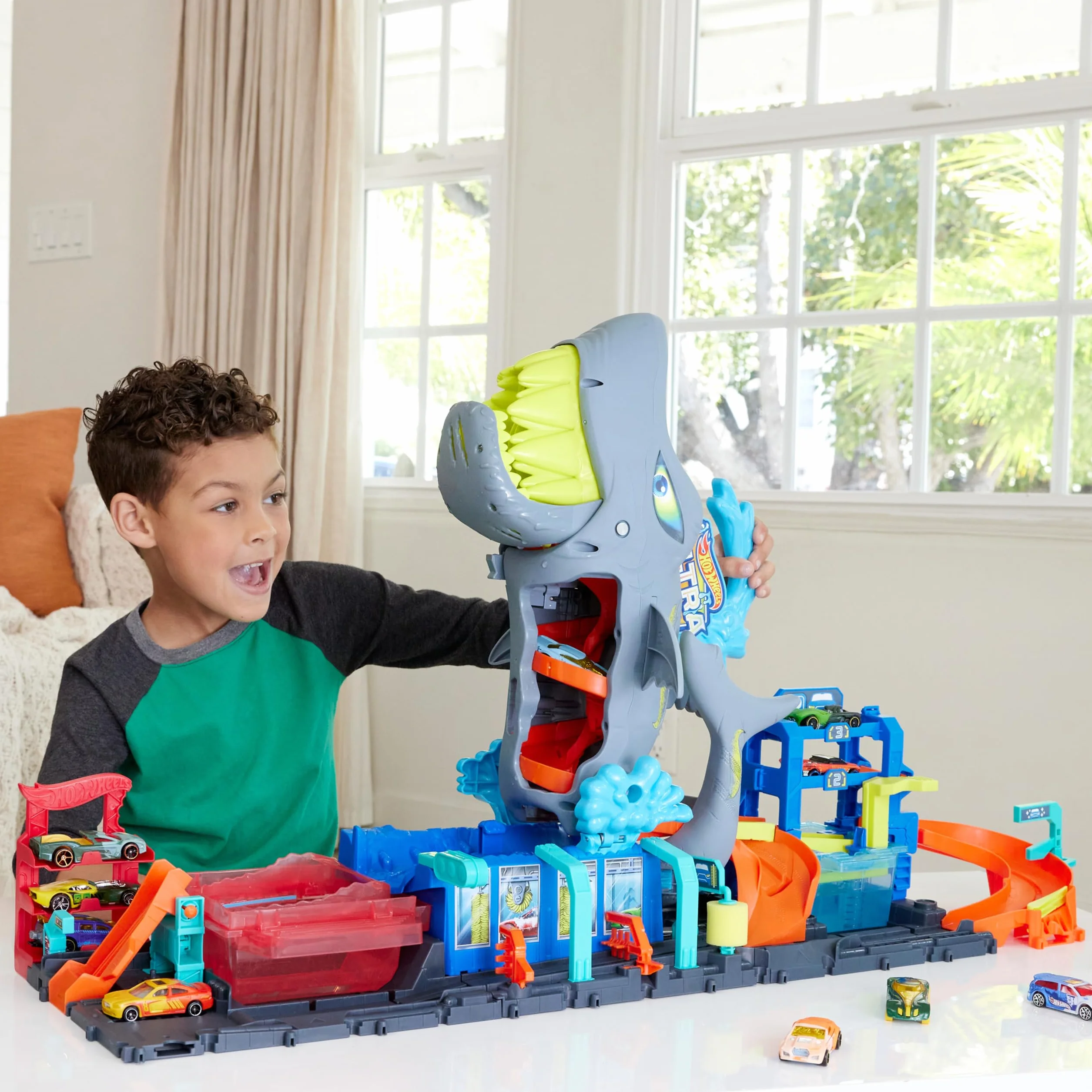 Hot Wheels 'Let's Race' Netflix - Mega Squalo Autolavaggio, pista con rullo di schiuma e cancelli mobili, funzione cambia colore e macchinina Color Reveal inclusa, 3+ anni, HTN82