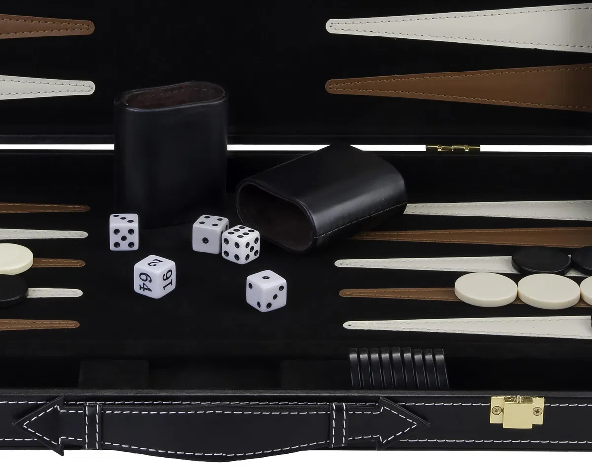 Engelhart - 250504 - Gioco di Backgammon in Legno Deluxe in Custodia Rivestita in Similpelle, 2 Giocatori, 5 Dadi, 2 Tazze e Shuffleboard (Marrone/Avorio 45,7 cm)