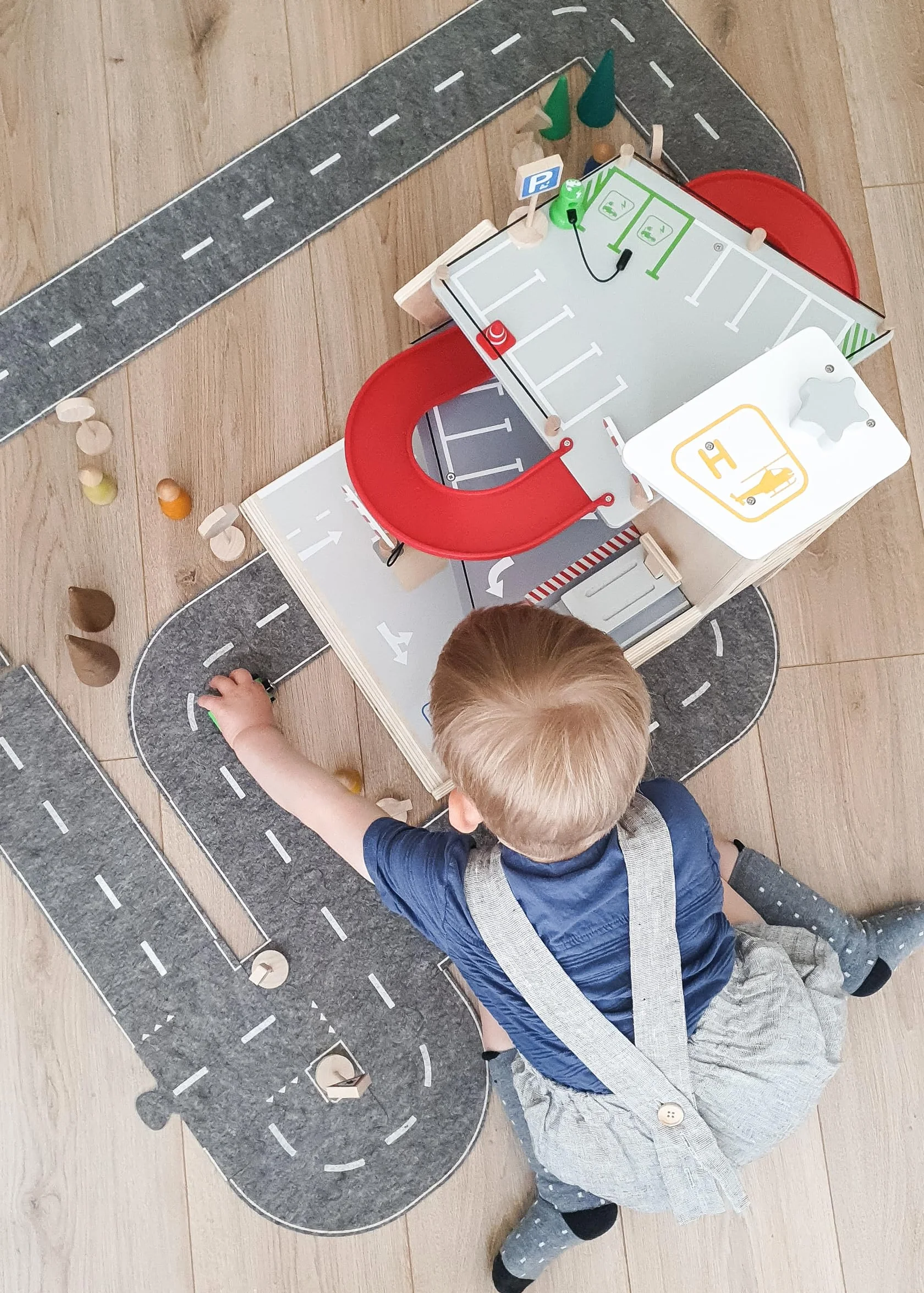 small foot Autosilo Premium, su tre piani con rampa, incl. 2 auto, parcheggio in legno per bambini, 11676