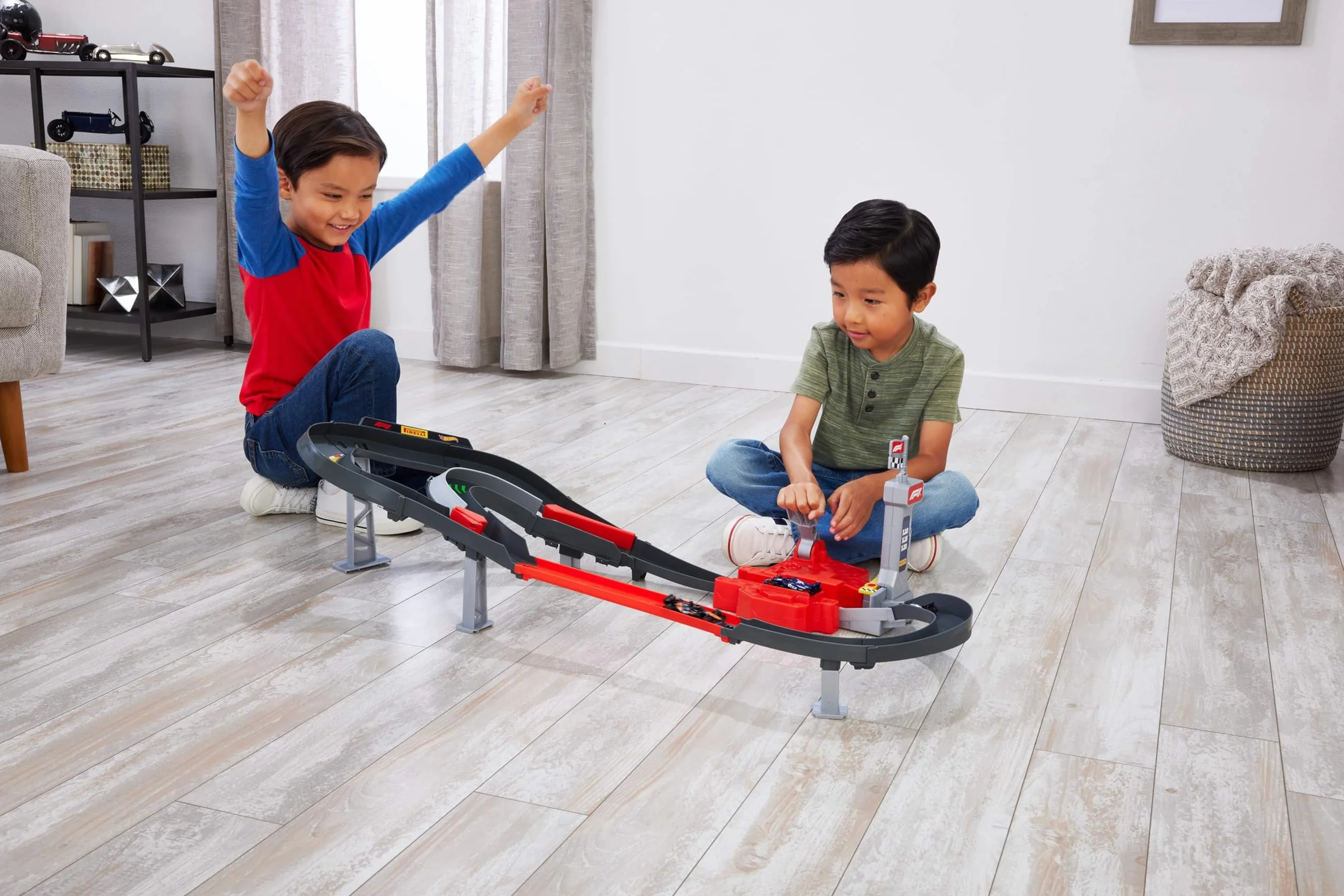 Hot Wheels Racing - Circuito Sprint Formula 1, set pista a due modalità di gioco e con 3 veicoli F1 inclusi, McLaren F1 Team, Alpine e VCARB, giocattolo per bambini, 4+ anni, JDY15