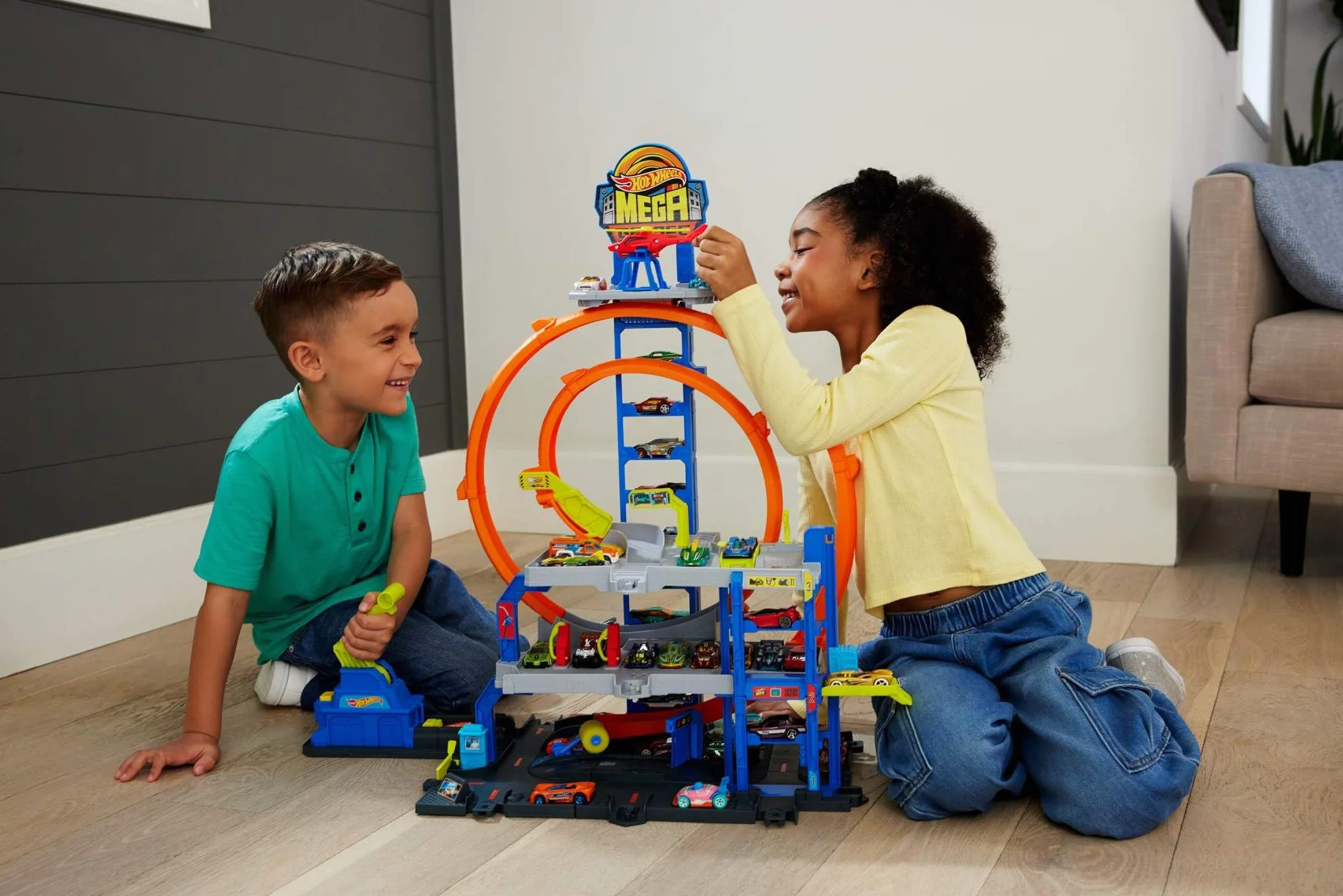 Hot Wheels - Mega Garage, Set Pista con 3 Livelli di Gioco e 2 Loop, macchinina ed Elicottero Inclusi, adattatori Speed Snap e Spazio per riporre 37 Veicoli, Giocattolo per Bambini, 4+ Anni, JLC05