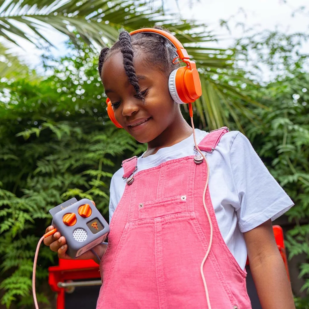 Yoto BrainBots: Dinosauri - 8 schede audiolibri per bambini da utilizzare con lettore e mini dispositivo audio all-in-1, ascolto educativo senza schermo con storie divertenti per apprendimento e quiz