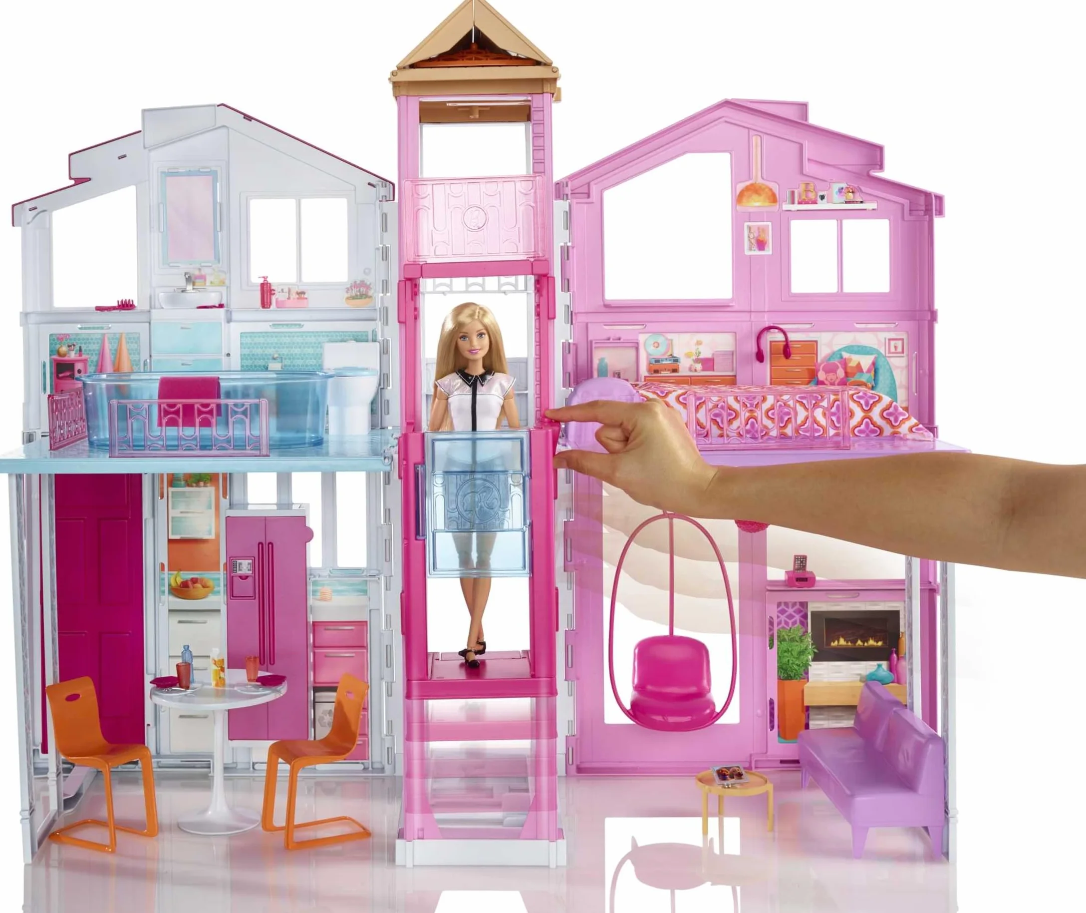Barbie - La Casa a 3 piani, playset con ascensore e altalena, mobili e accessori inclusi, chiudibile per il trasporto, giocattolo per bambini, 3+ anni, DLY32