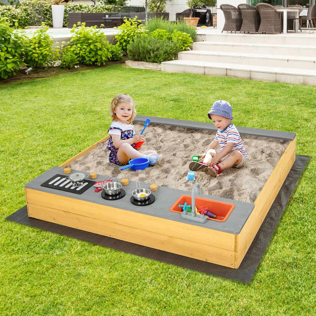 GYMAX Sabbiera in Legno per Bambini con Fodera Inferiore, Set Sabbiera da Gioco 3 in 1 per Bambini, Sedile a Panca, Sabbiera per Bambini da Esterno, per Bambini dai 3 ai 8 Anni, 135x125x20 cm