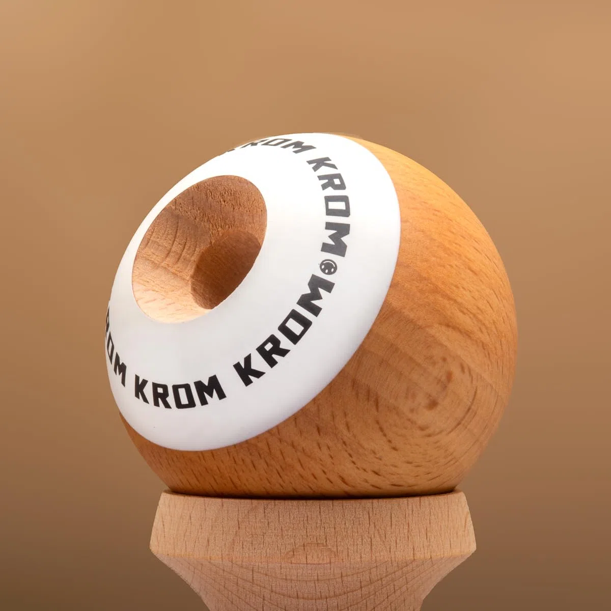KROM Kendama Gioco - Pop Naked - Abilità Cognitive migliorate - Equilibrio, riflessi e creatività migliorati - Modello Kendama PRO Fatto per Principianti e Professionisti.