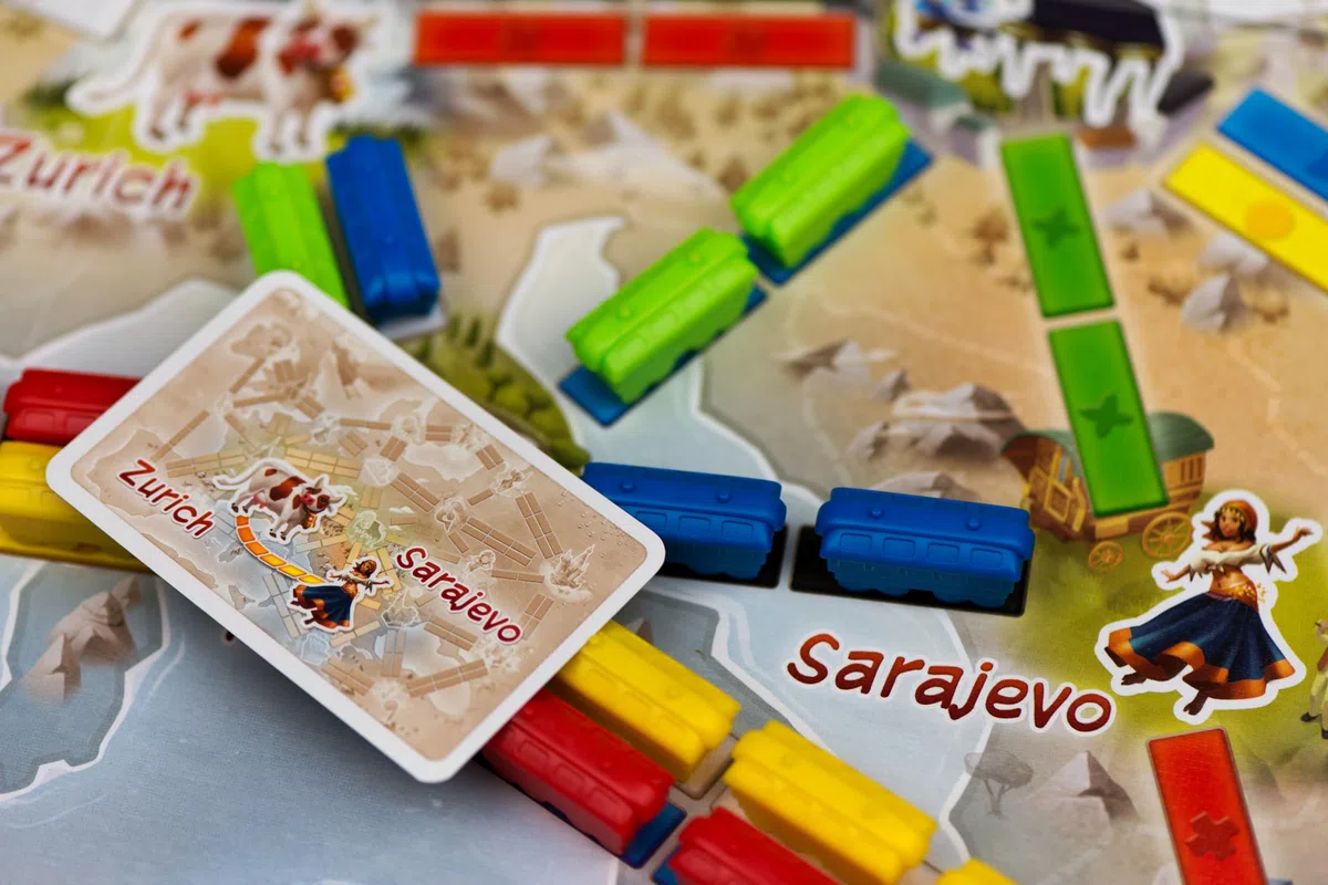 Asmodee – TICKET TO RIDE: PRIMO VIAGGIO – Gioco da Tavolo per Bambini e Famiglie – Completo con Mappa, Vagoni, Carte e Biglietti – 2-4 Giocatori – 6+ Anni – Edizione in Italiano