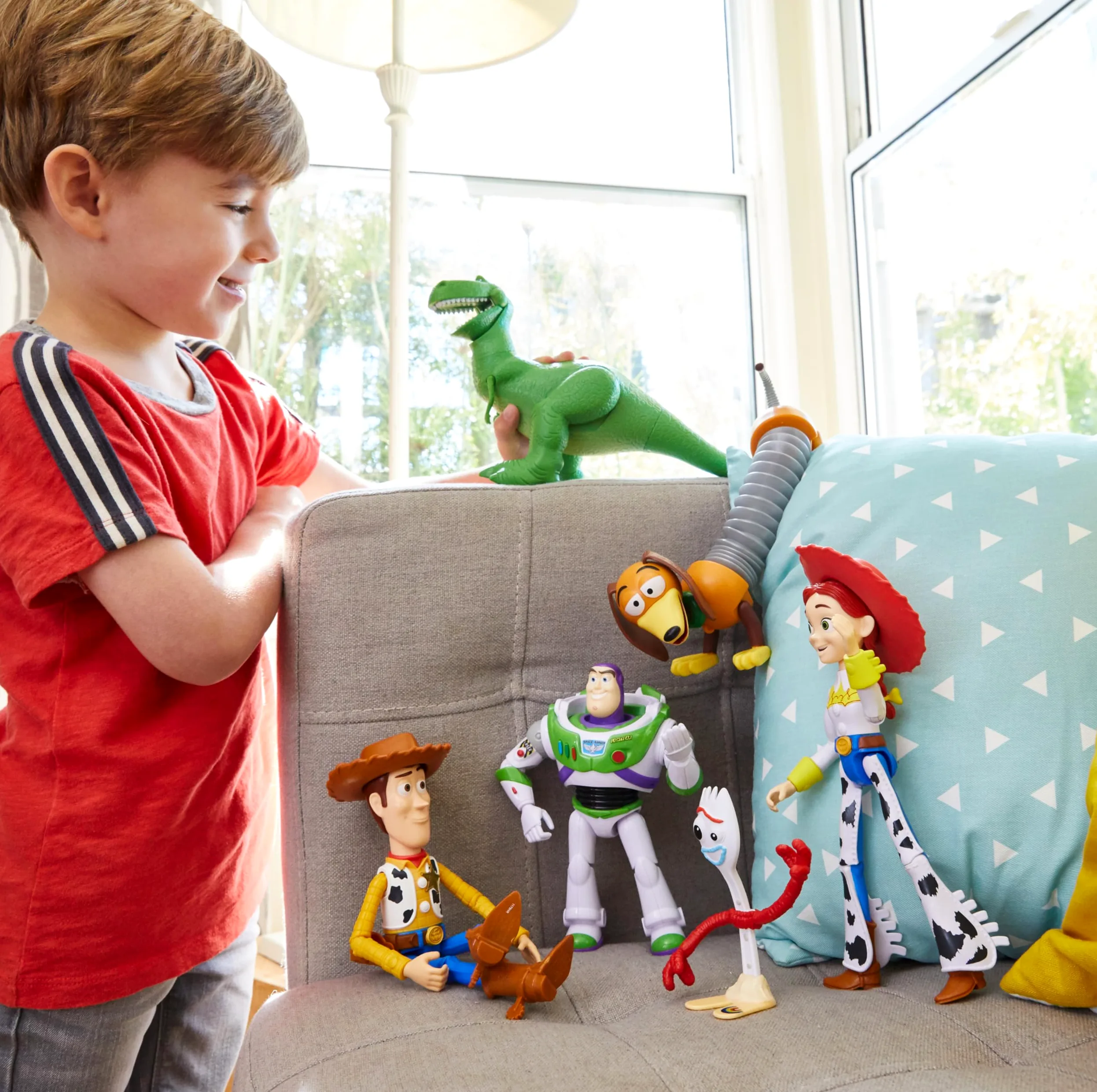 Mattel Disney e Pixar - Toy Story 4 confezione personaggi, avventure in vacanza, confezione da 6 con Woody, Buzz, Rex, Slinky, Jessie e Forky, snodati, Giocattolo e regalo per Bambini 3+ Anni, GDL54