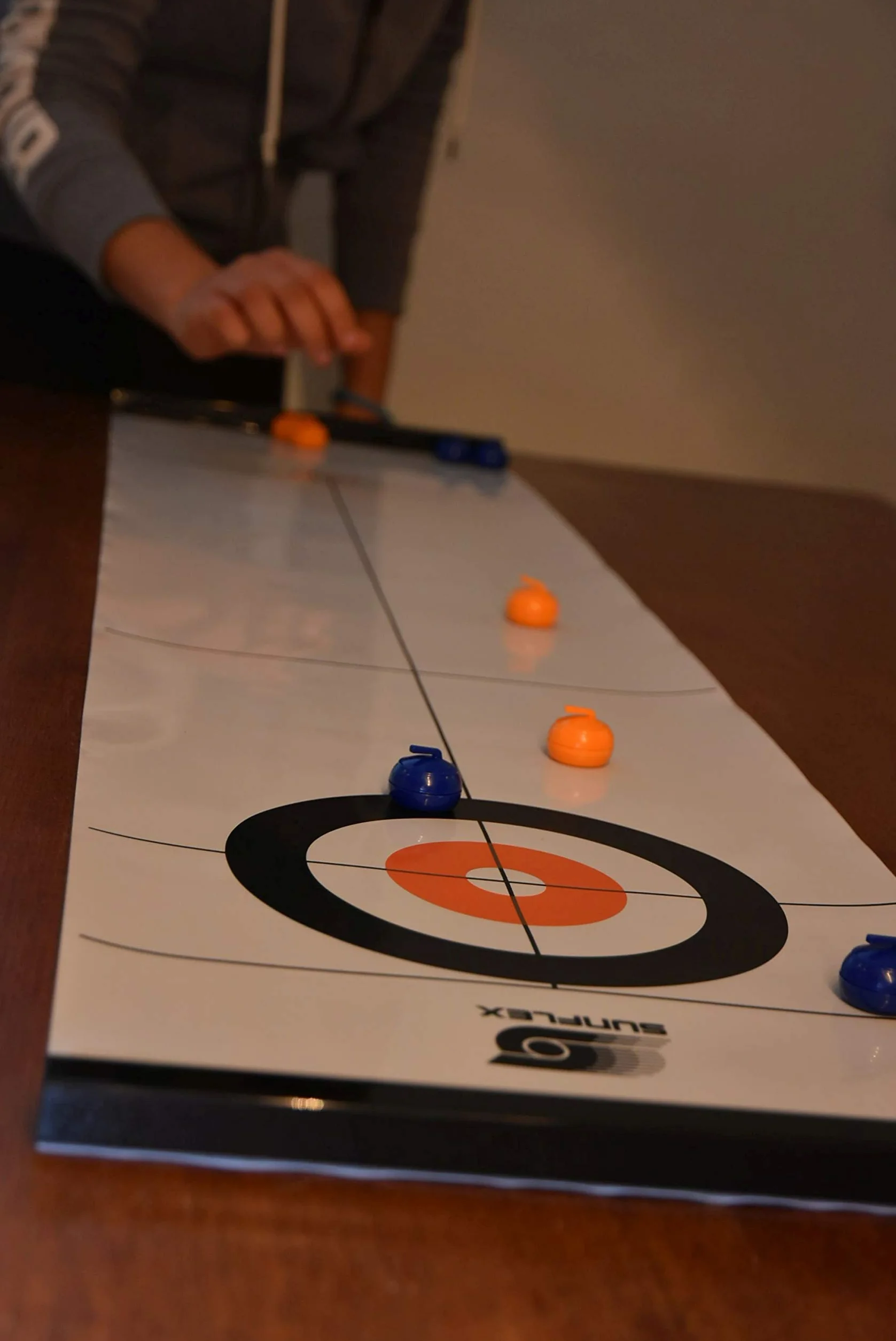 Sunflex Mini gioco da bowling da tavolo, mini gioco di bowling per tutte le età, bambini e adulti, portatile, include 6 perni, 2 dischi scorrevoli per palle da bowling e 1 tappetino liscio da 120 cm x