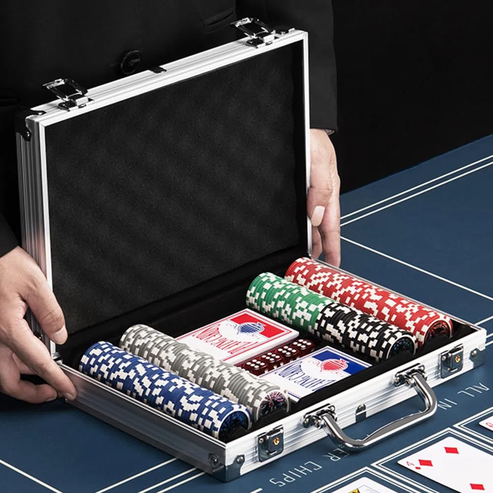Valigetta da Poker in Alluminio BAKAJI con 2 Mazzi di Carte, 5 Dadi, Pulsante Dealer, 200 Fiches per Texas Hold'em e Blackjack