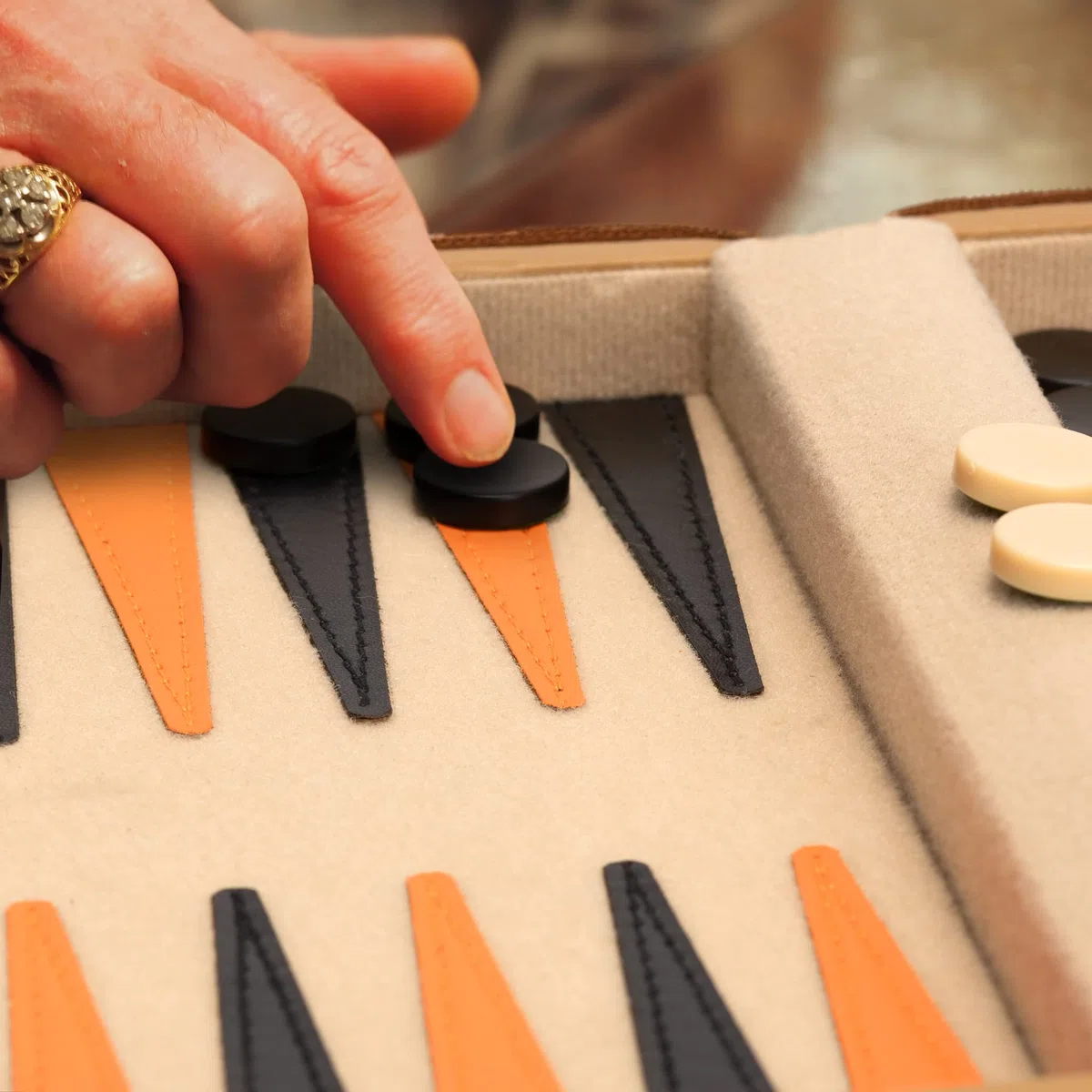 Yellow Mountain Imports, Mini Backgammon da Viaggio "Bozcaada", Pedine Magnetiche e Tabellone da 23,5 cm con Elegante Custodia in Ecopelle, Gioco da Tavolo di Strategia Classico