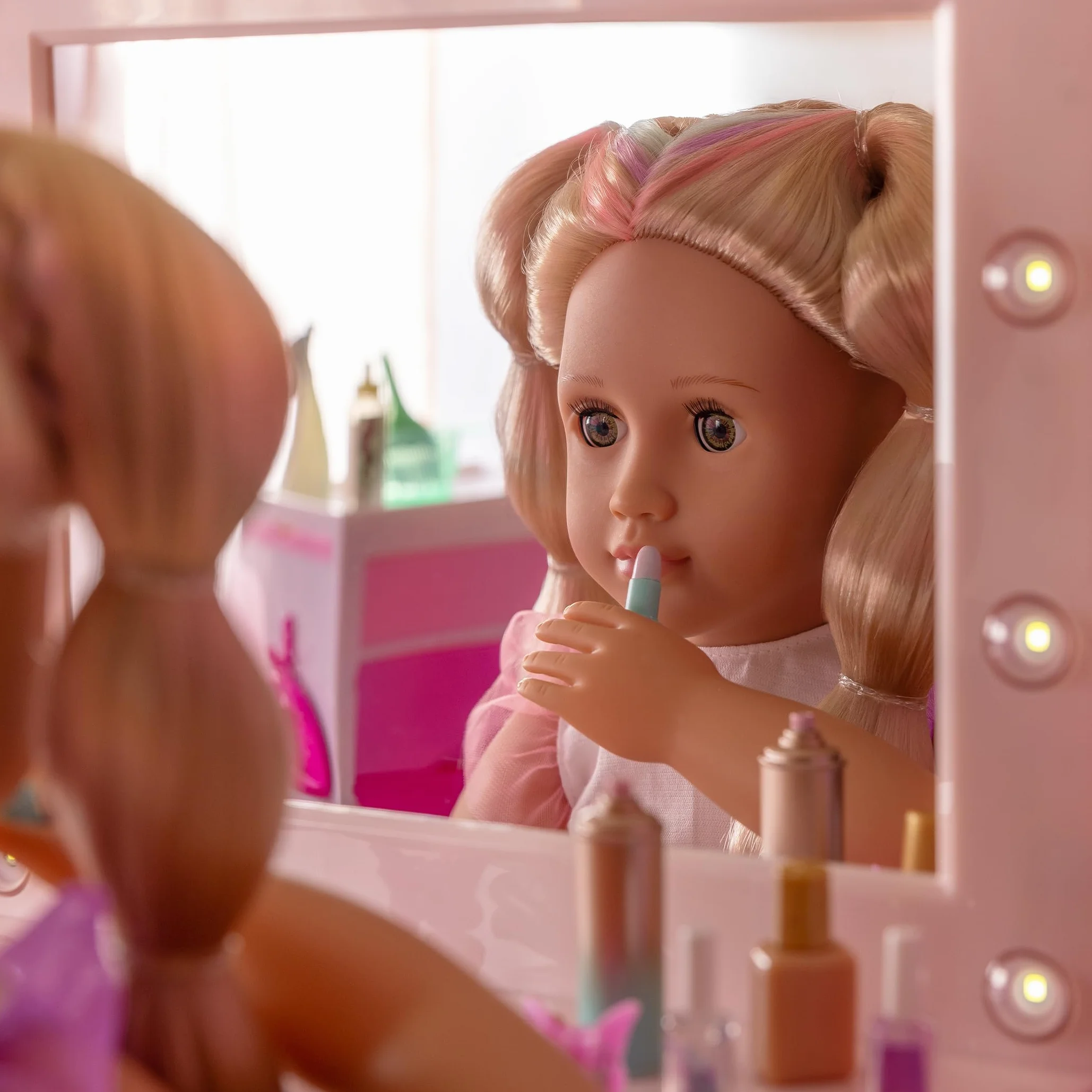 Our Generation Glam & Glow Vanità Playset - Tavolo Rosa con Specchio Luminoso - Giocattolo Trucco Bambini 3+