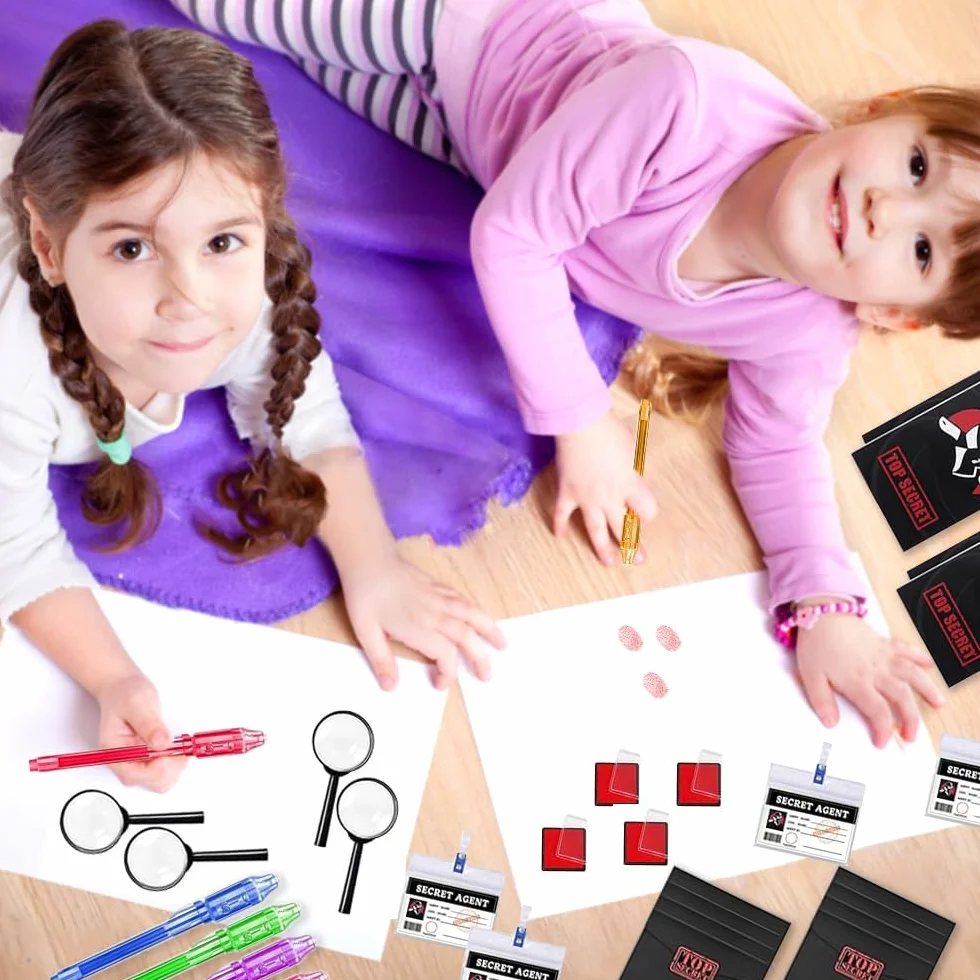 48 Pezzi Bambini Giocattolo Detective, Kit Spionaggio Gioco Detective per Bambini， con penna UV, taccuino, lente d'ingrandimento giocattolo, carte d'identità con clip, tampone per impronte digitali