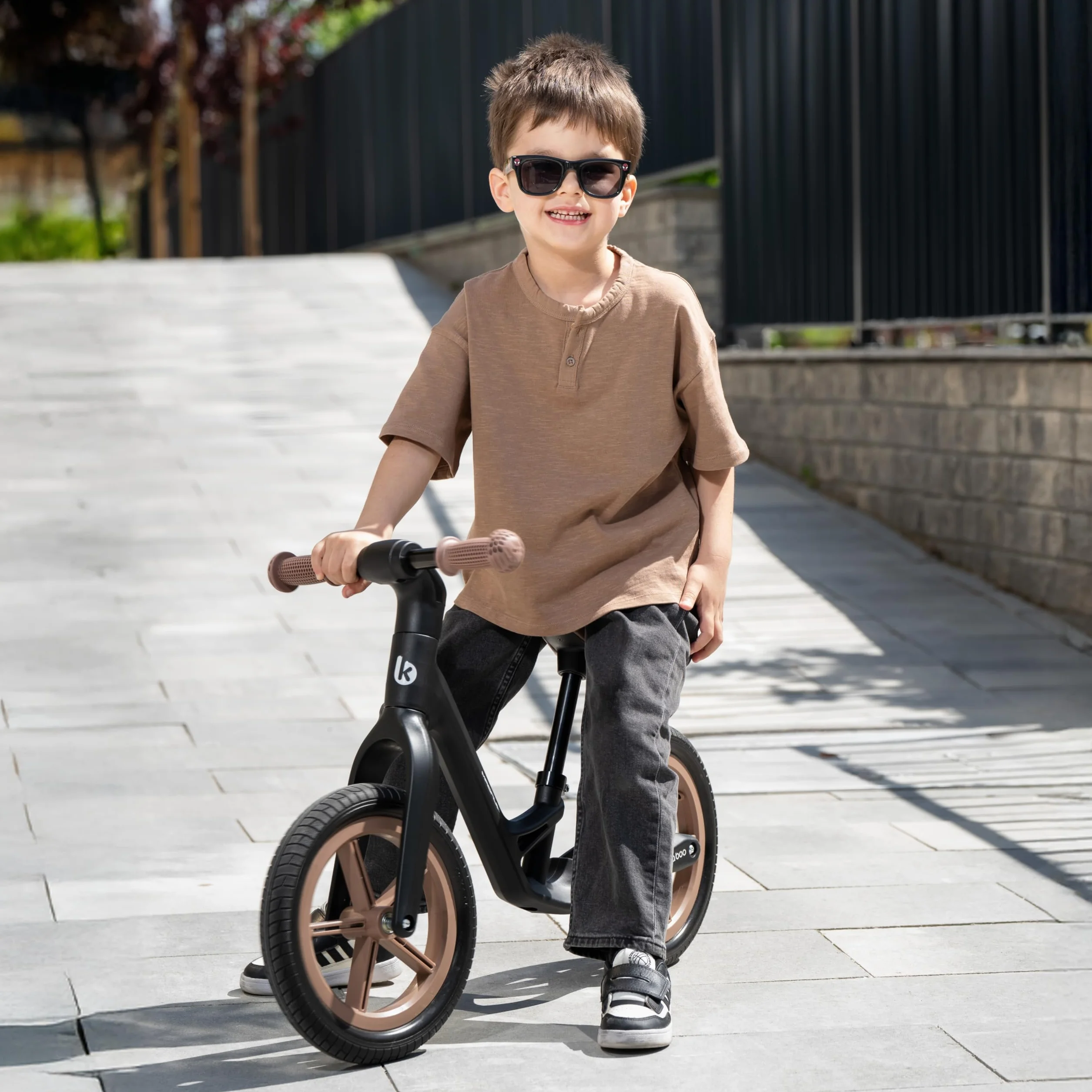 KikkaBoo MAGNUS Bicicletta Senza Pedali per Bambini 3–6 Anni, Telaio Leggero in Fibra di Vetro, Sedile Regolabile, Maniglie Antiscivolo, Ruote PU Resistenti