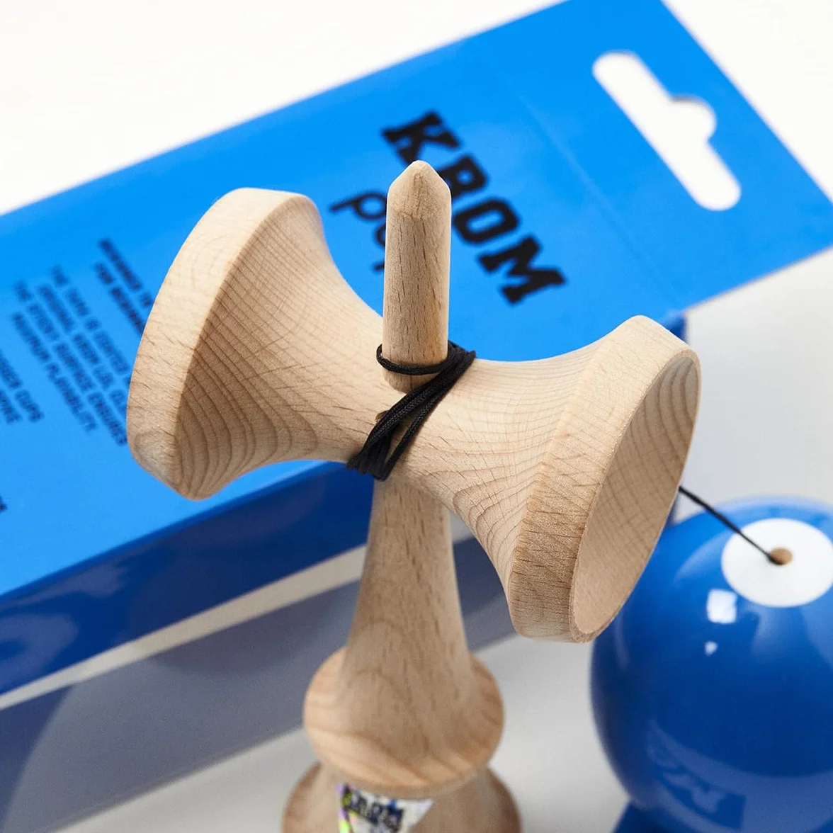 KROM Kendama Originale in Legno per Principianti ed esperti – Pop LOL Blu Scuro – Gioco di abilità per Esterni e Interni – Giocattolo in Legno con Corda e Palla