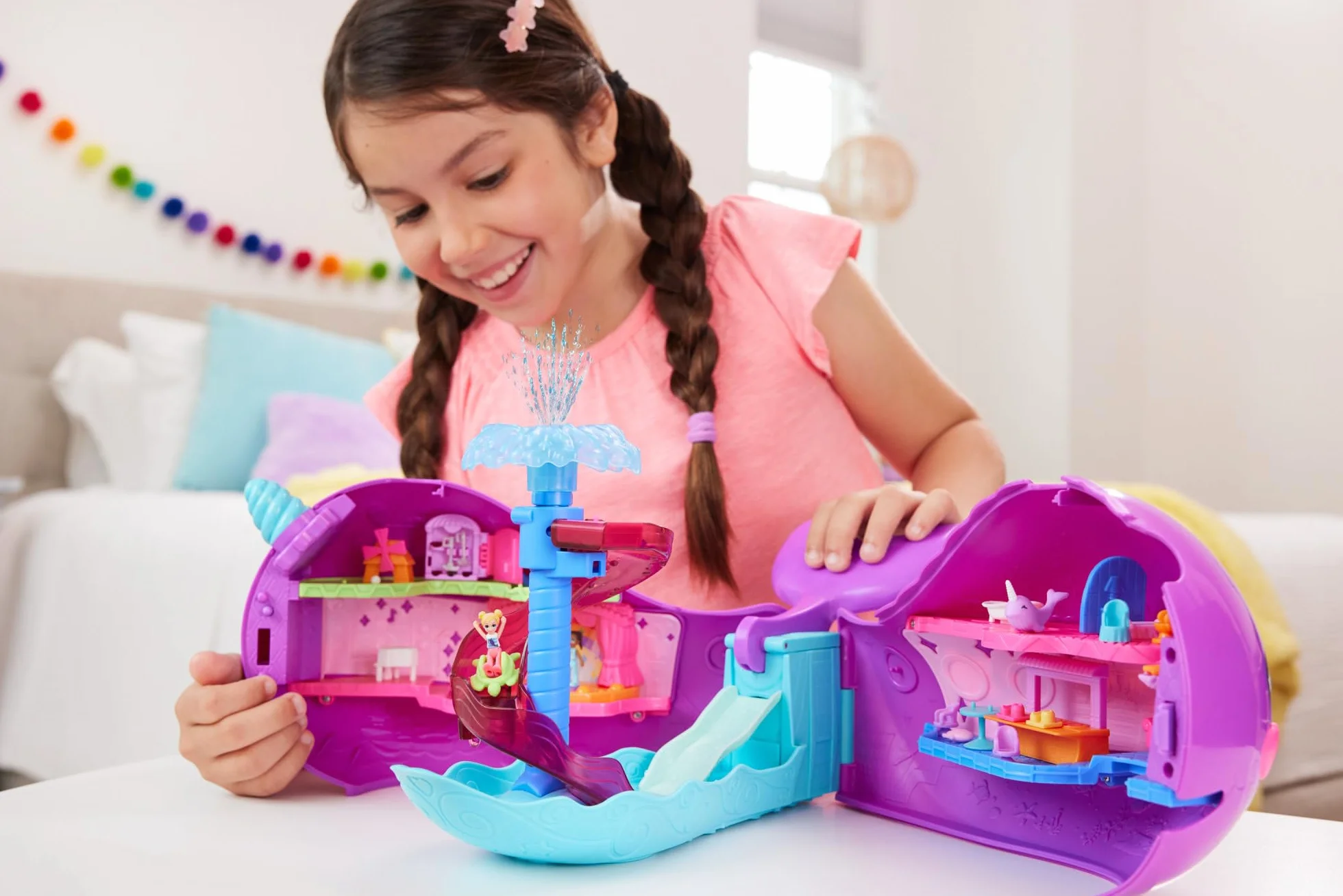 Polly Pocket Avventura sull'Isola dei Cristalli - Narvalo Grandi Avventure, playset barca a due piani con 2 bambole, 3 perle solubili e 13 accessori inclusi, giocattolo per bambini, 4+ anni, HKV71
