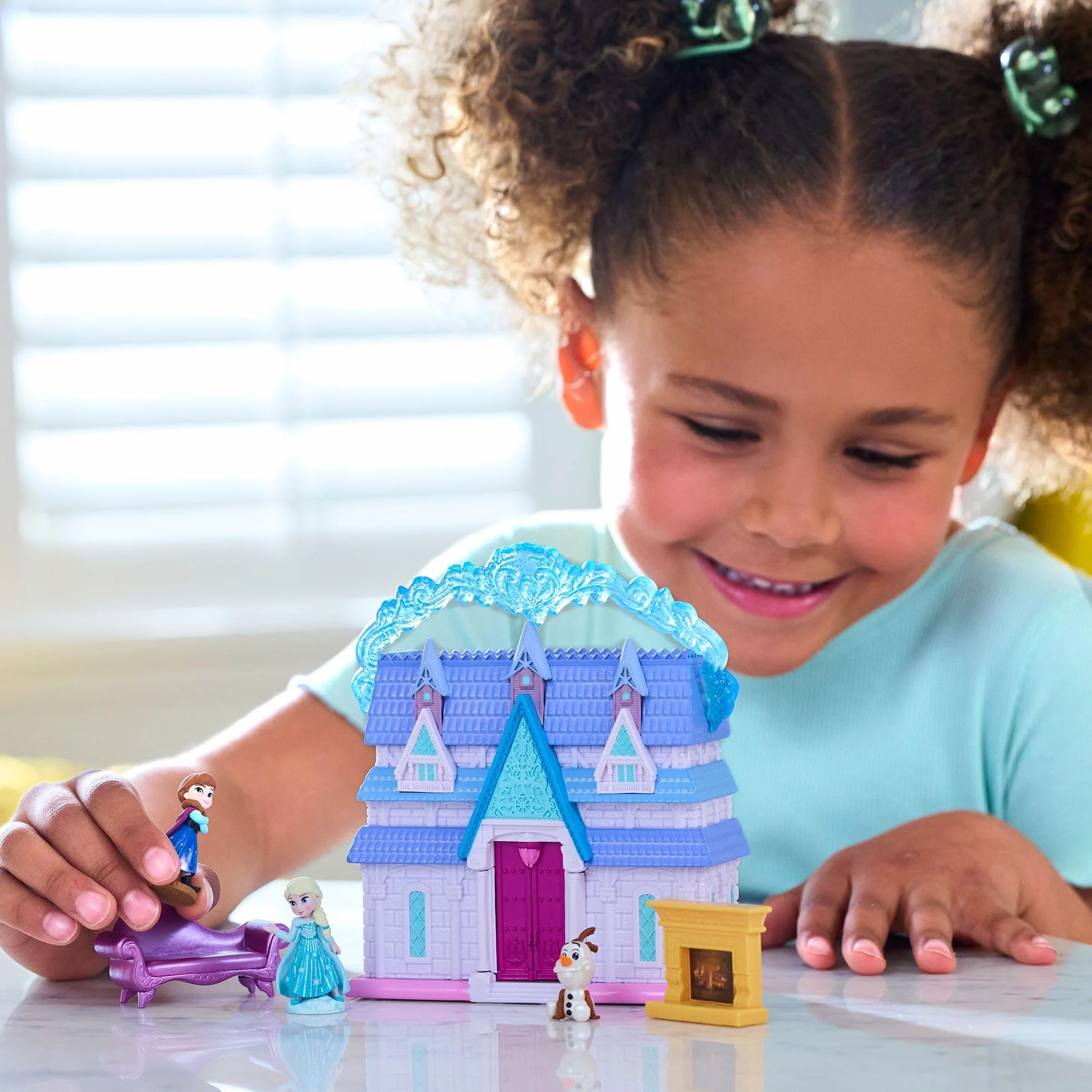 Disney Store Official Casa di Bambole Frozen, Set da Gioco Once Upon a Story Alto 11,5 cm con Elsa, Anna, Olaf, Castello di Arendelle e mobili Giocattolo, 3+