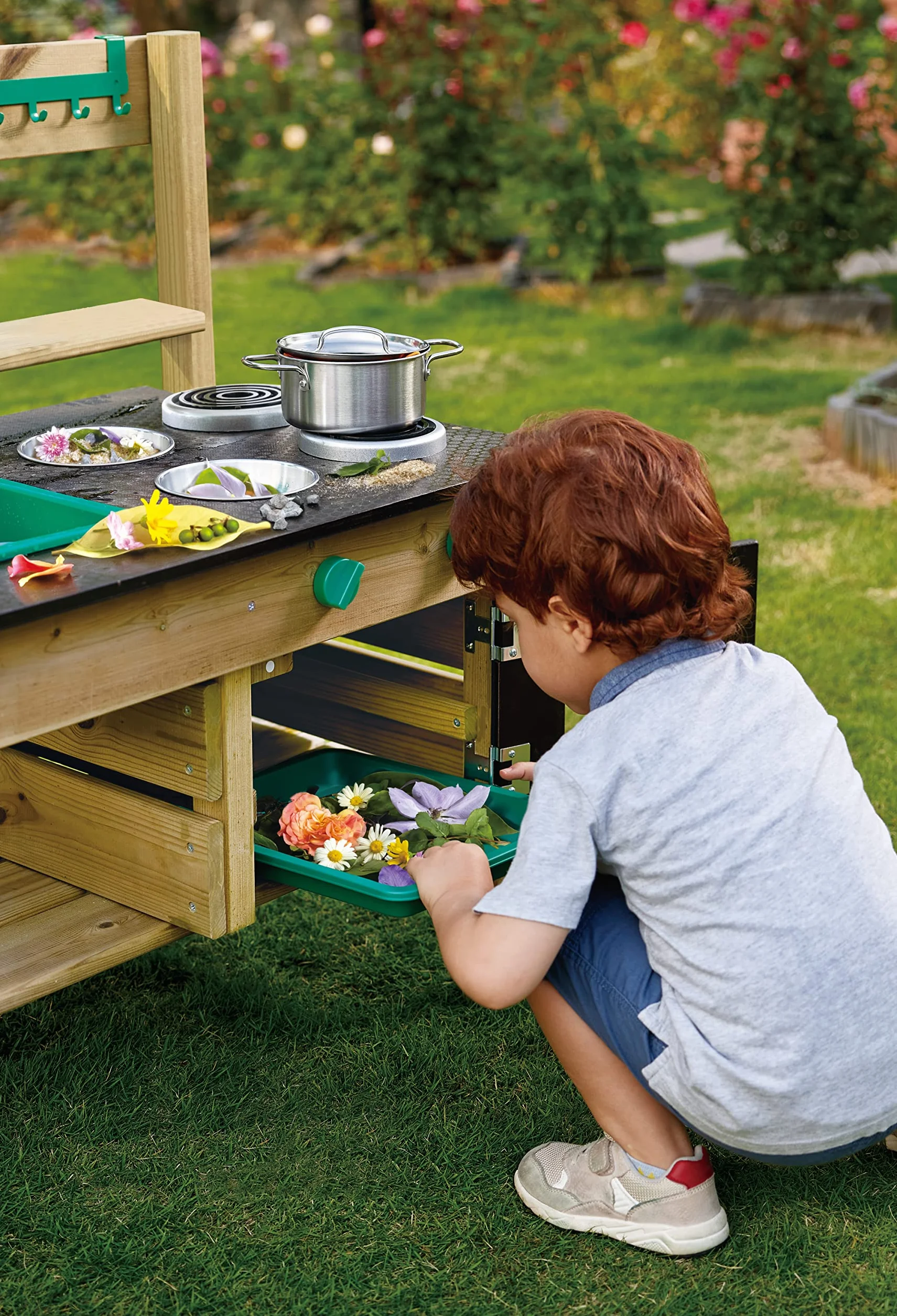 Hape Nature Fun - Cucina da esterno in materiali eco con serbatoio d'acqua e lavandino e spazio per le piante - Adatta dai 3 anni in su