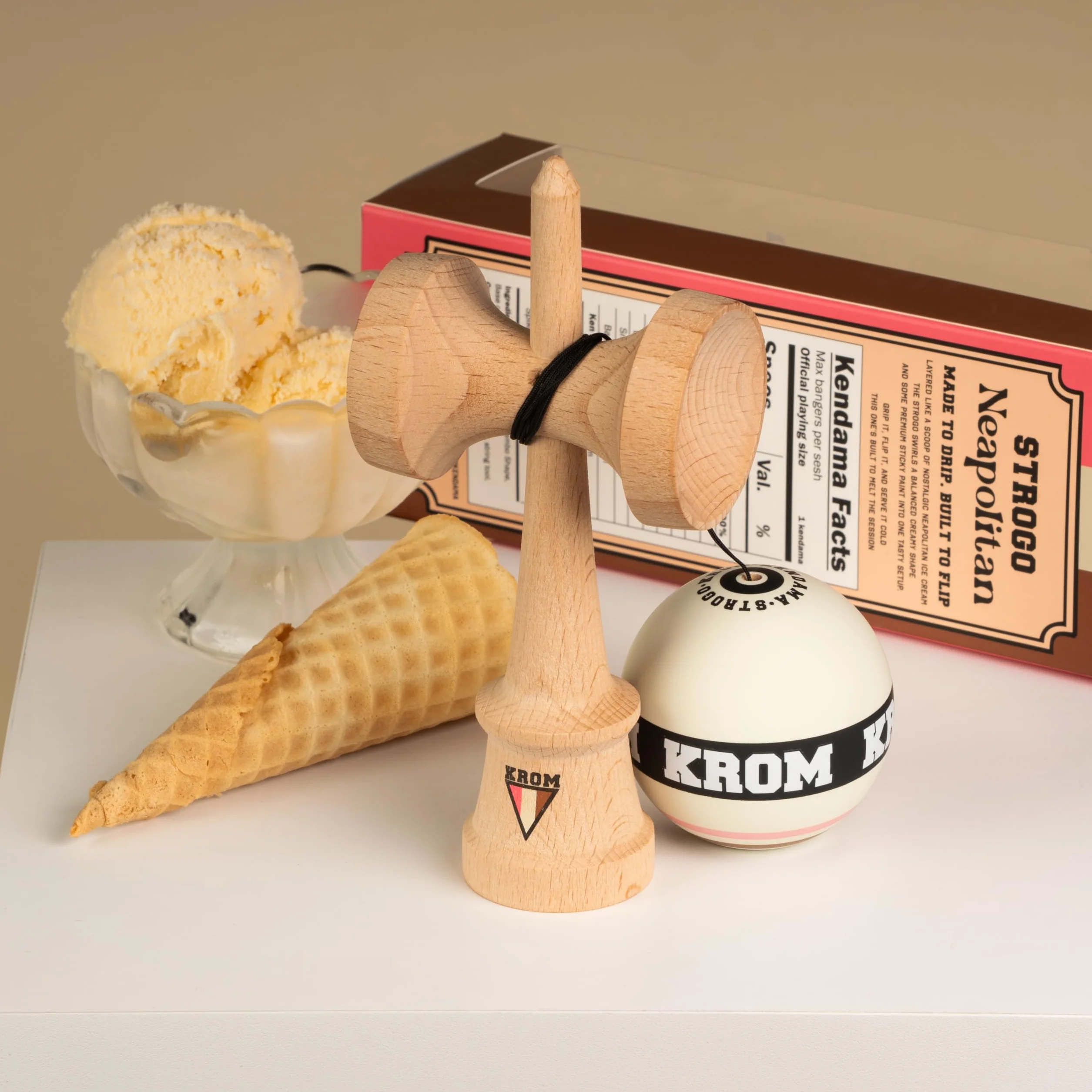 KROM Kendama STROGO Neapolitan Vanilla – Kendama in Legno per Principianti e Giocatori avanzati – Gioco di abilità per Uso Indoor e Outdoor – Giocattolo in Legno con Corda e Sfera