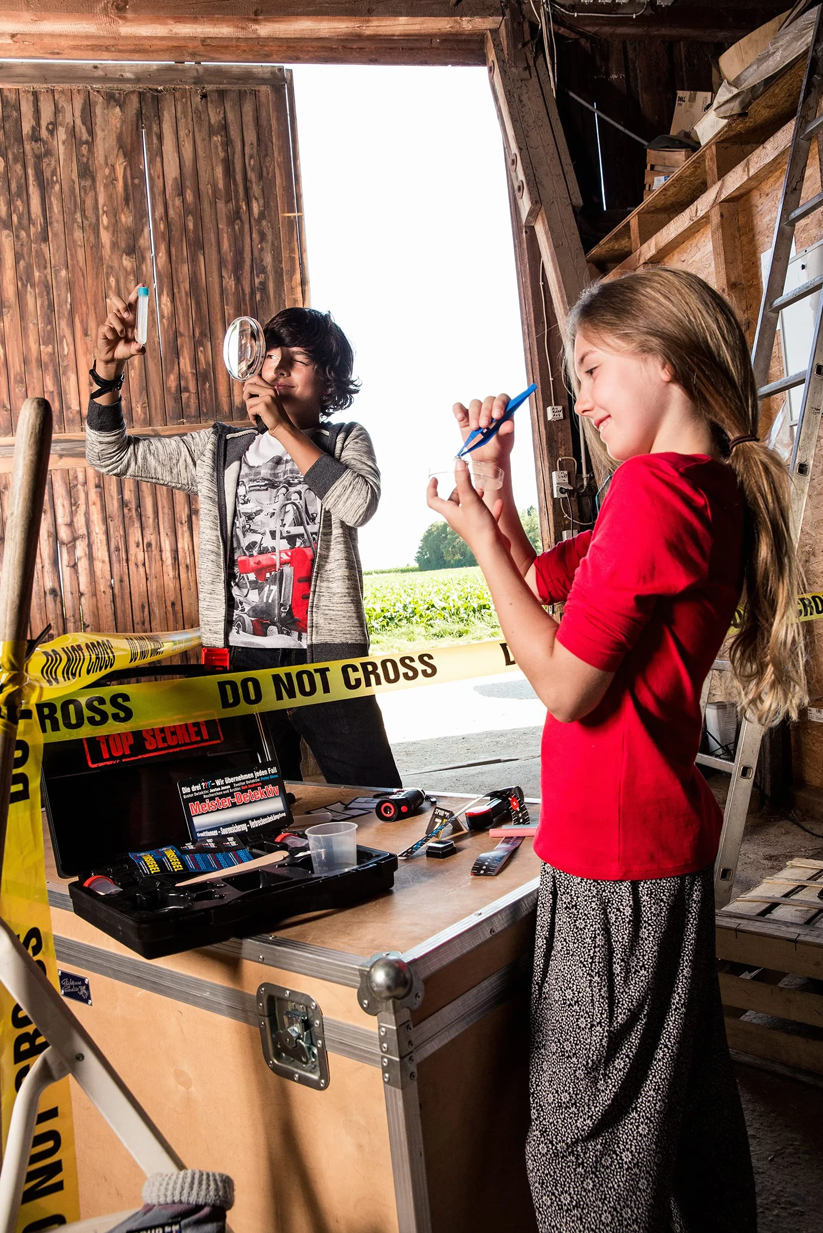 Kosmos Set di Giocattoli da Detective, per Bambini a Partire dagli 8 Anni in su, con Polvere di Impronte digitali, Utensili Importanti e Consigli di profitto per l'identificazione, Wit