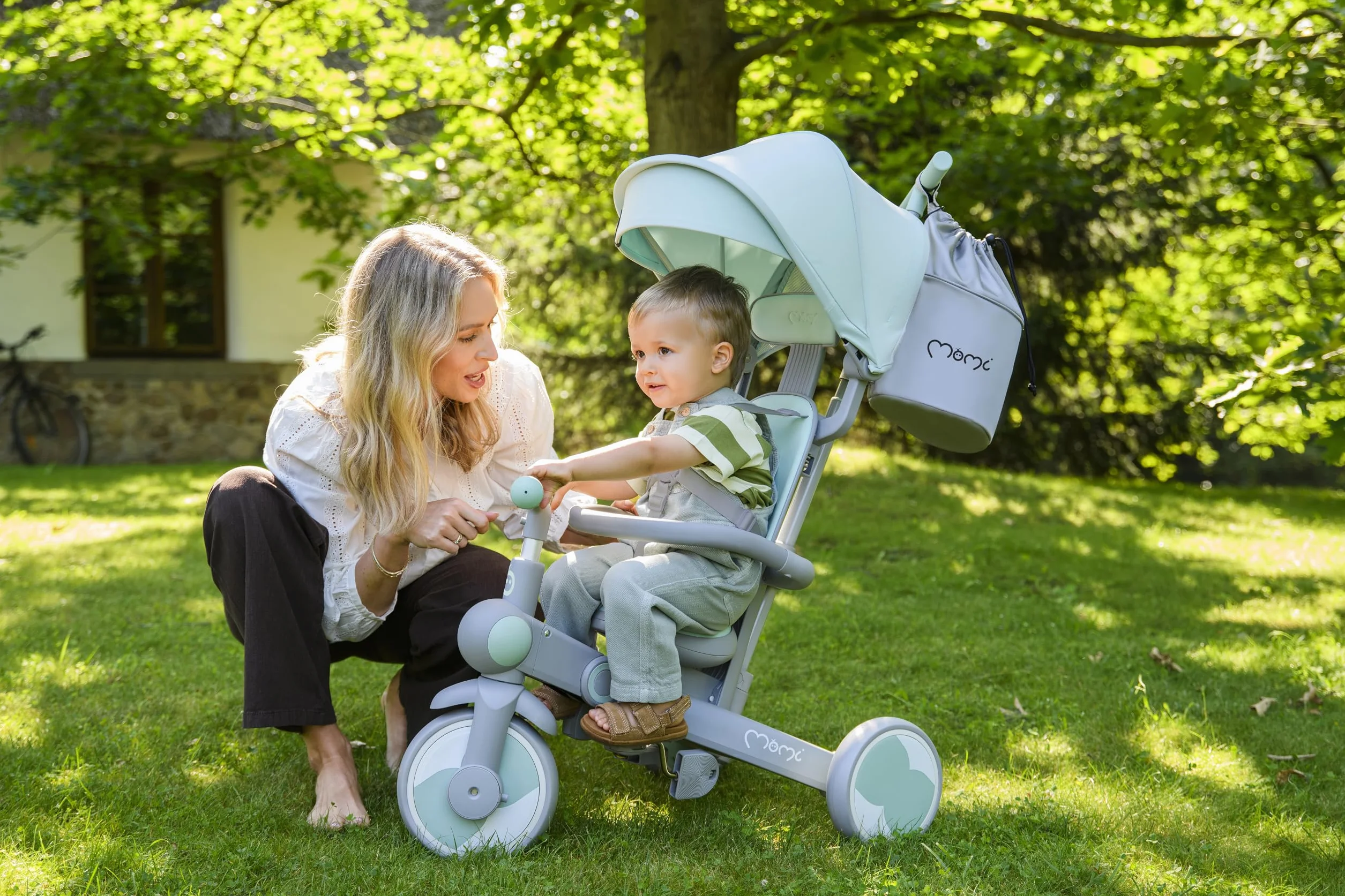 Triciclo per bambini MoMi 4in1 SOLIVIA con manubrio telescopico, cinture di sicurezza a 5 punti, per bambini a partire da 12 mesi, con capottina parasole, ruote in PU, borsa e portabicchiere