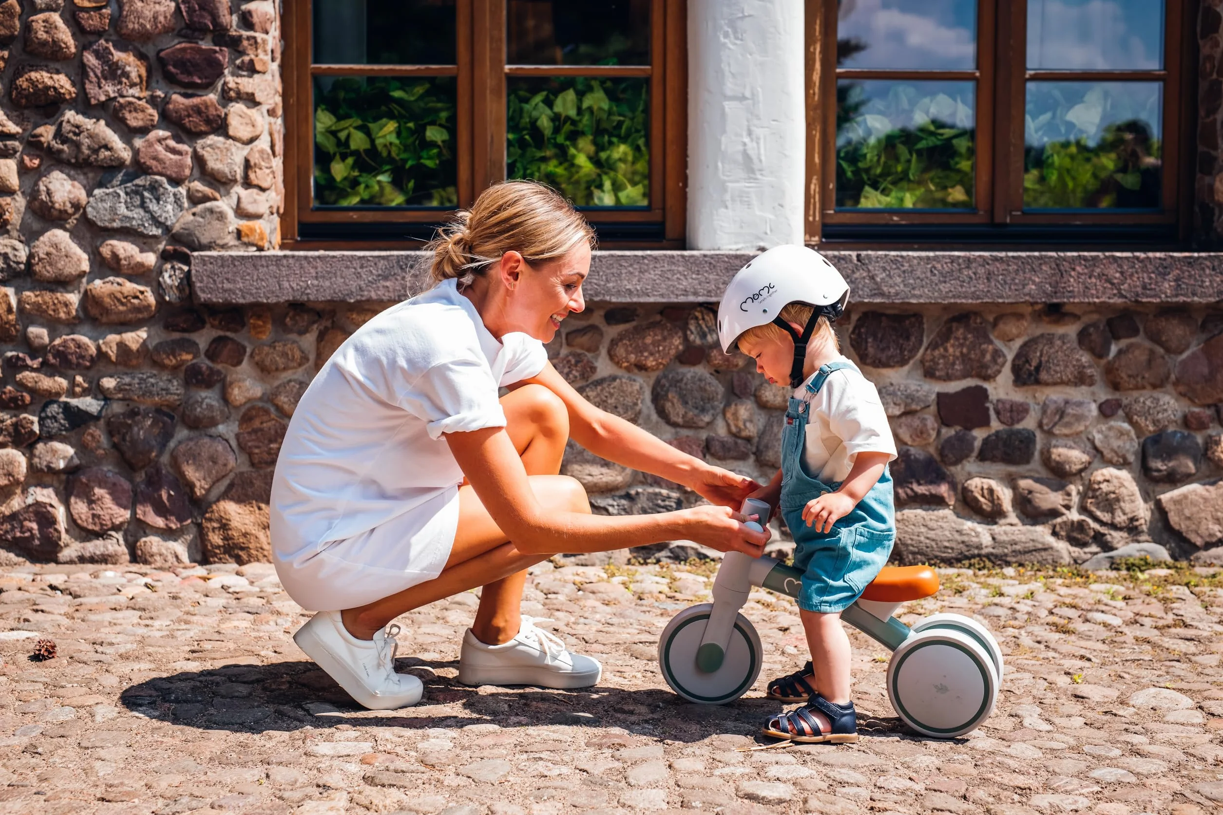 Triciclo senza pedali per bambini MoMi TEDI per bambine e bambini (peso massimo 25 kg), mini bicicletta senza pedali con ruote in plastica resistenti alla foratura, telaio in metallo leggero - 1,2 kg