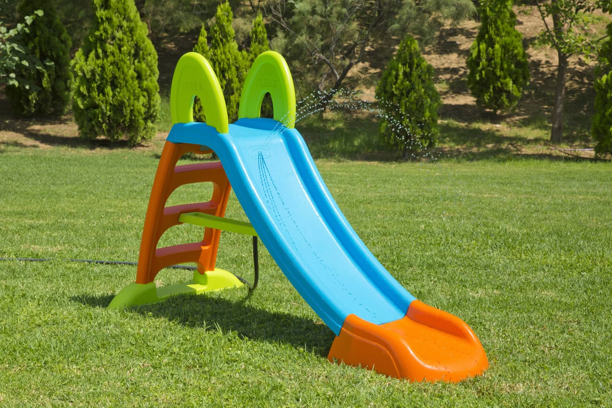 FEBER Scivolo Slide Plus con Acqua, Scivolo da Giardino, con Foro per il tubo dell'acqua, Scalette Antiscivolo, Multicolore, Resistente e Facile da Montare, per Bambini da 2 a 7 Anni