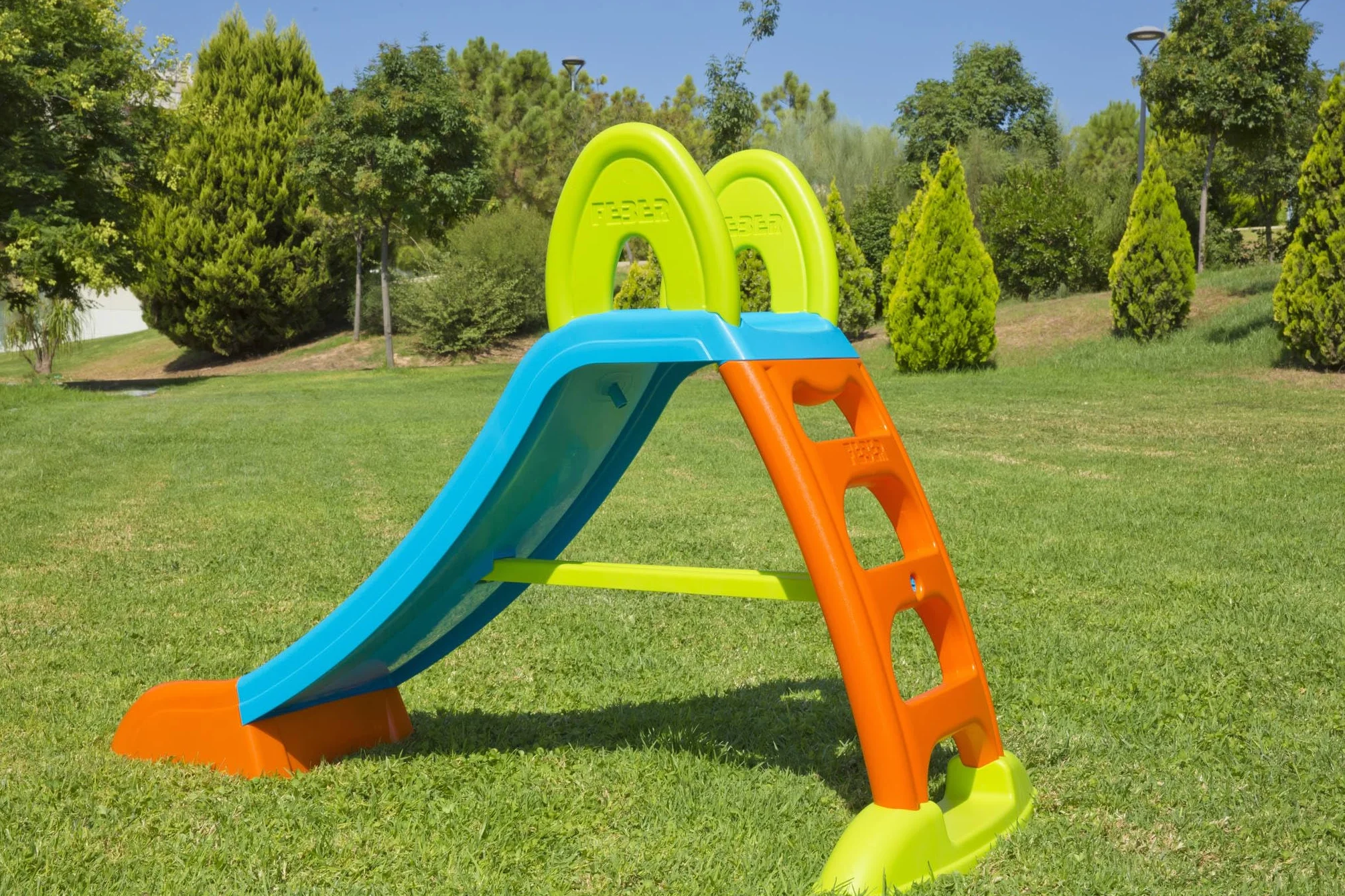FEBER Scivolo Slide Plus con Acqua, Scivolo da Giardino, con Foro per il tubo dell'acqua, Scalette Antiscivolo, Multicolore, Resistente e Facile da Montare, per Bambini da 2 a 7 Anni