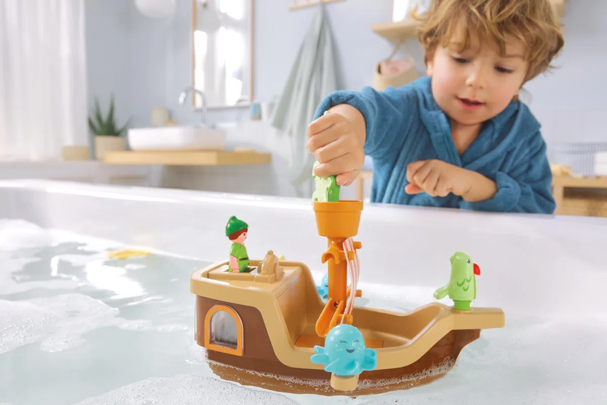 PLAYMOBIL Junior & Disney Peter Pans Pirate Ship, Giocattolo sostenibile da 1 anno in su, Regalo per i più piccoli, Promuove le abilità motorie e il gioco di ruolo, Nave pirata con figurine