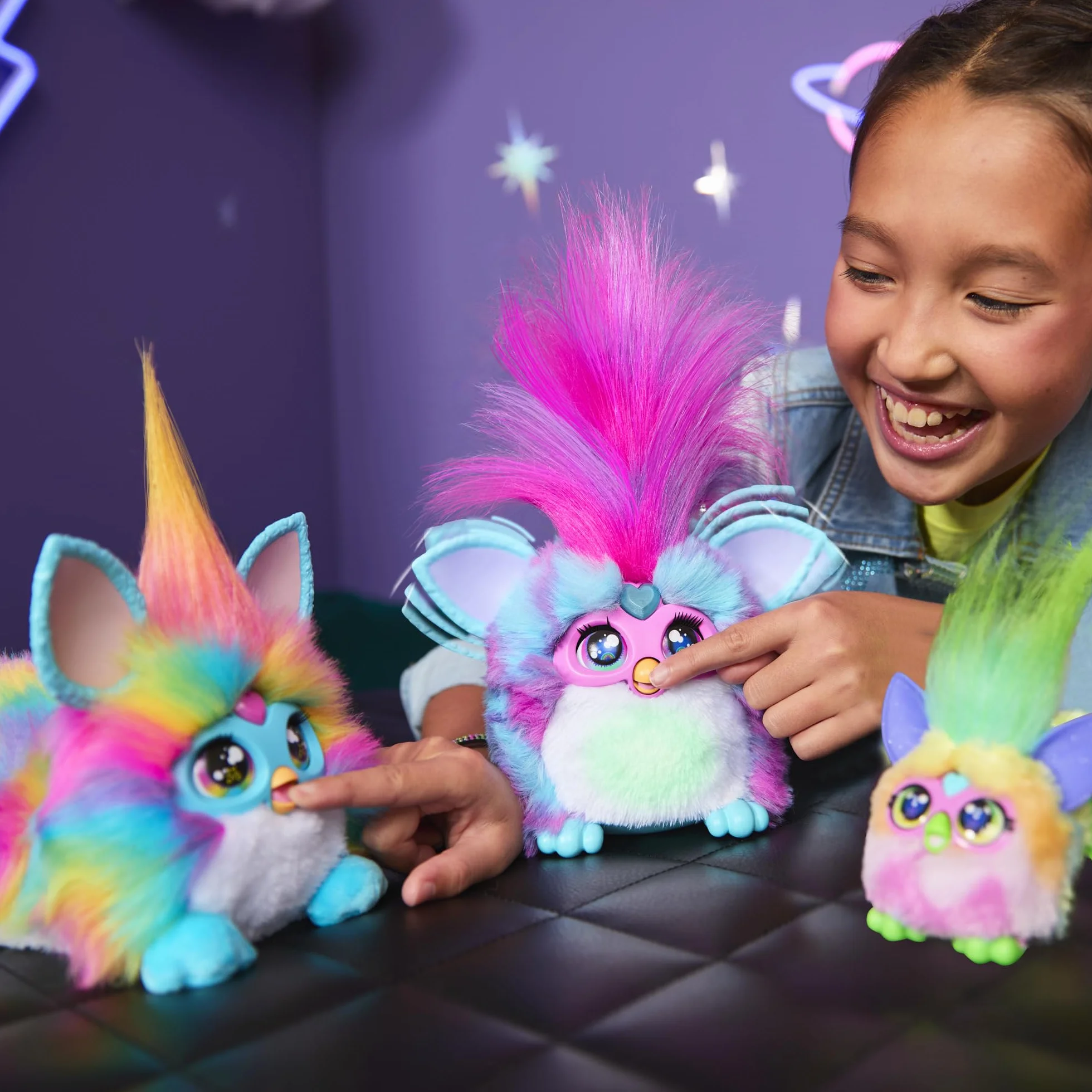 Furby Vibes Blue Razz Peluche Giocattolo Elettronico Interattivo per Bambini 6+