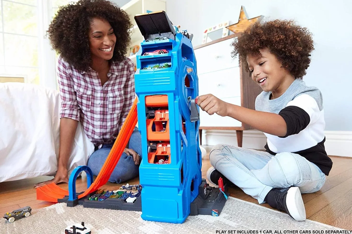 Hot Wheels Mega Garage con Pista a 2 Corsie, può Contenere più di 35 Macchinine, Giocattolo per Bambini 4+ Anni, Imballaggio Sostenibile, GWT34