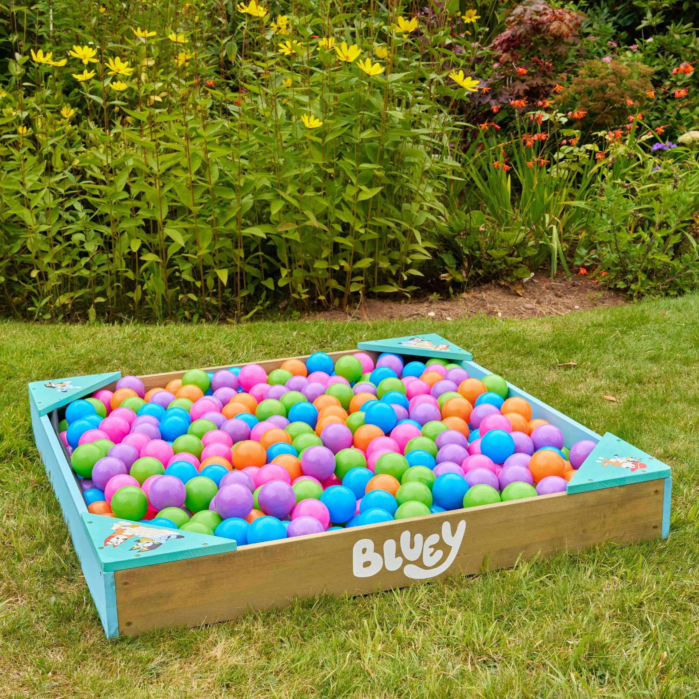 Bluey Sabbiera in legno con copertura, certificata FSC, per bambini, con sedili angolari, rivestimento poroso per acqua, copertura protettiva per giochi all'aperto, età 2+