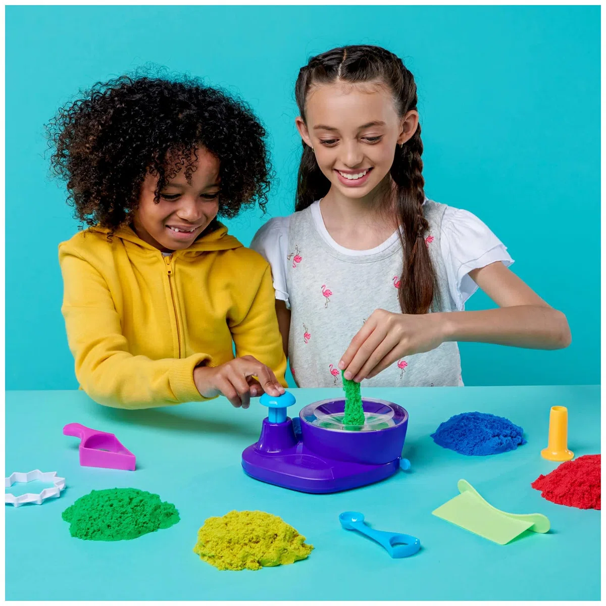 Kinetic Sand |Set Gioco Swirl N' Surprise |Sabbia Colorata in 4 variazioni | Sabbia cinetica 907gr | Sabbia Magica da Modellare | 4 Accessori e Mixer |Giocattoli per Bambini e Bambine 3 Anni