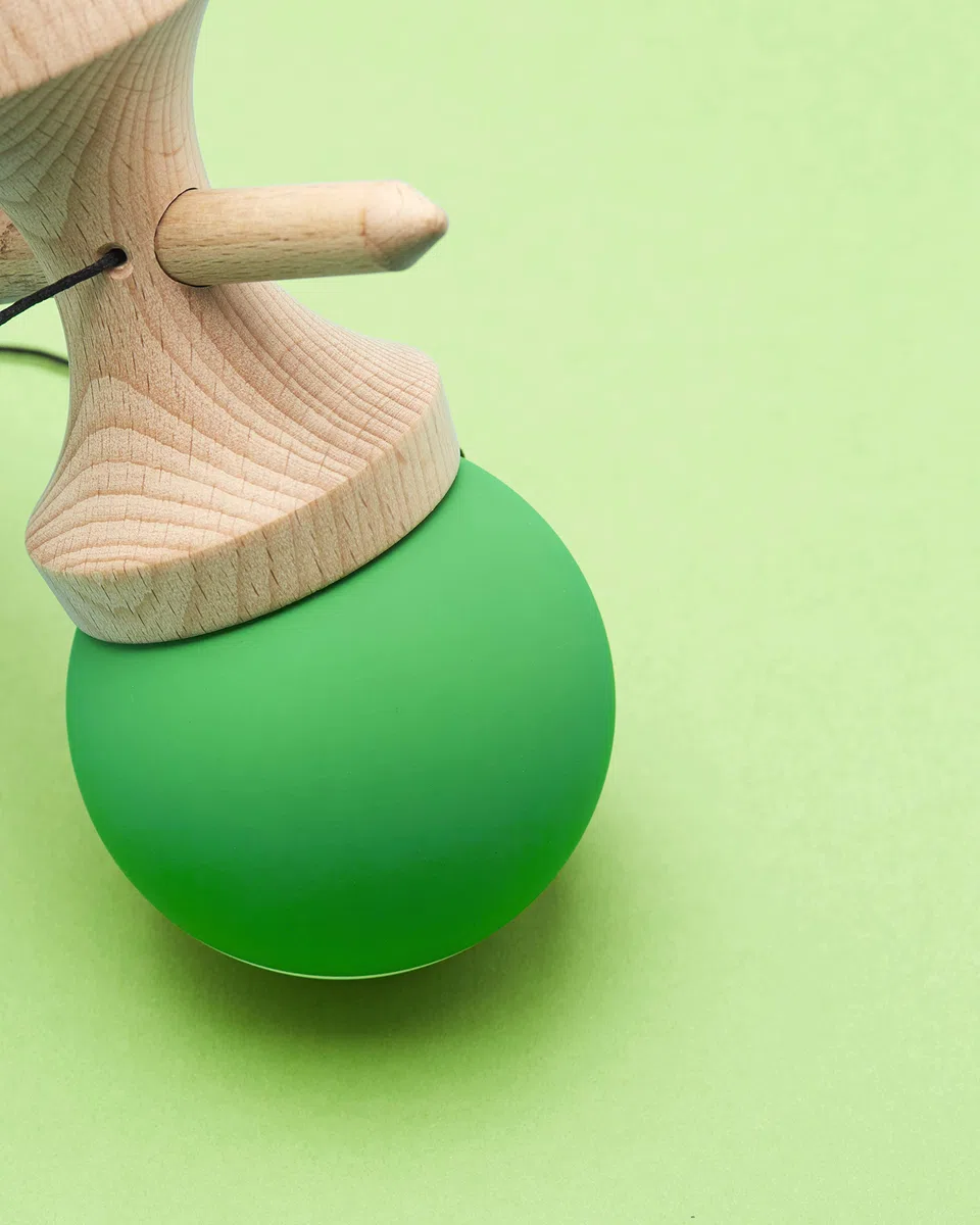 KROM Kendama Gioco - Pop Verde Scuro - Abilità Cognitive migliorate - Equilibrio, riflessi e creatività migliorati - Modello Kendama PRO Fatto per Principianti e Professionisti