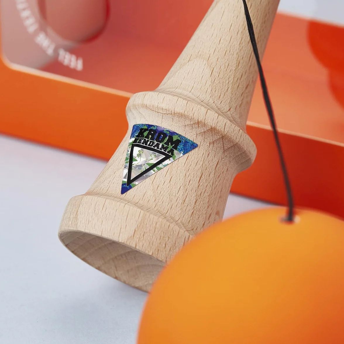 KROM Kendama Gioco - Pop Arancia - Equilibrio impeccabile - Abilità Cognitive migliorate - Equilibrio, riflessi e creatività migliorati - Modello Kendama PRO Fatto per Principianti e Professionisti.
