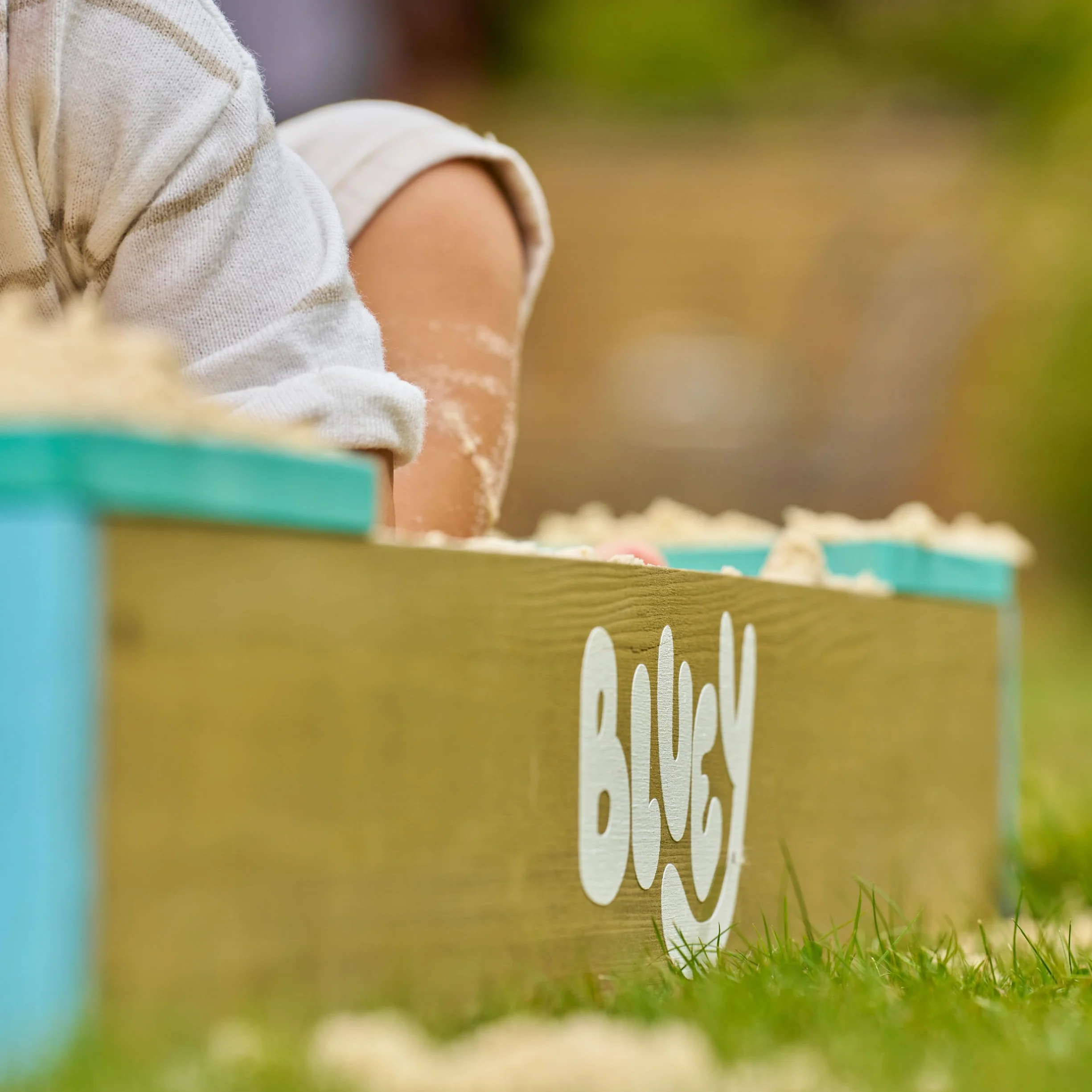 Bluey Sabbiera in legno con copertura, certificata FSC, per bambini, con sedili angolari, rivestimento poroso per acqua, copertura protettiva per giochi all'aperto, età 2+