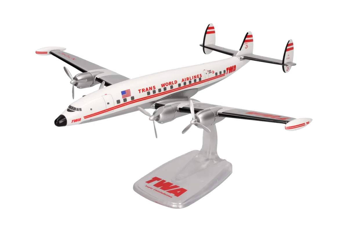 Herpa modello di aereo TWA Trans World Airlines Lockheed L-1049G Super Constellation - N7104C, in scala 1:125 - Snap-Fit, pezzo da collezione, miniatura deco, statuetta con supporto in plastica