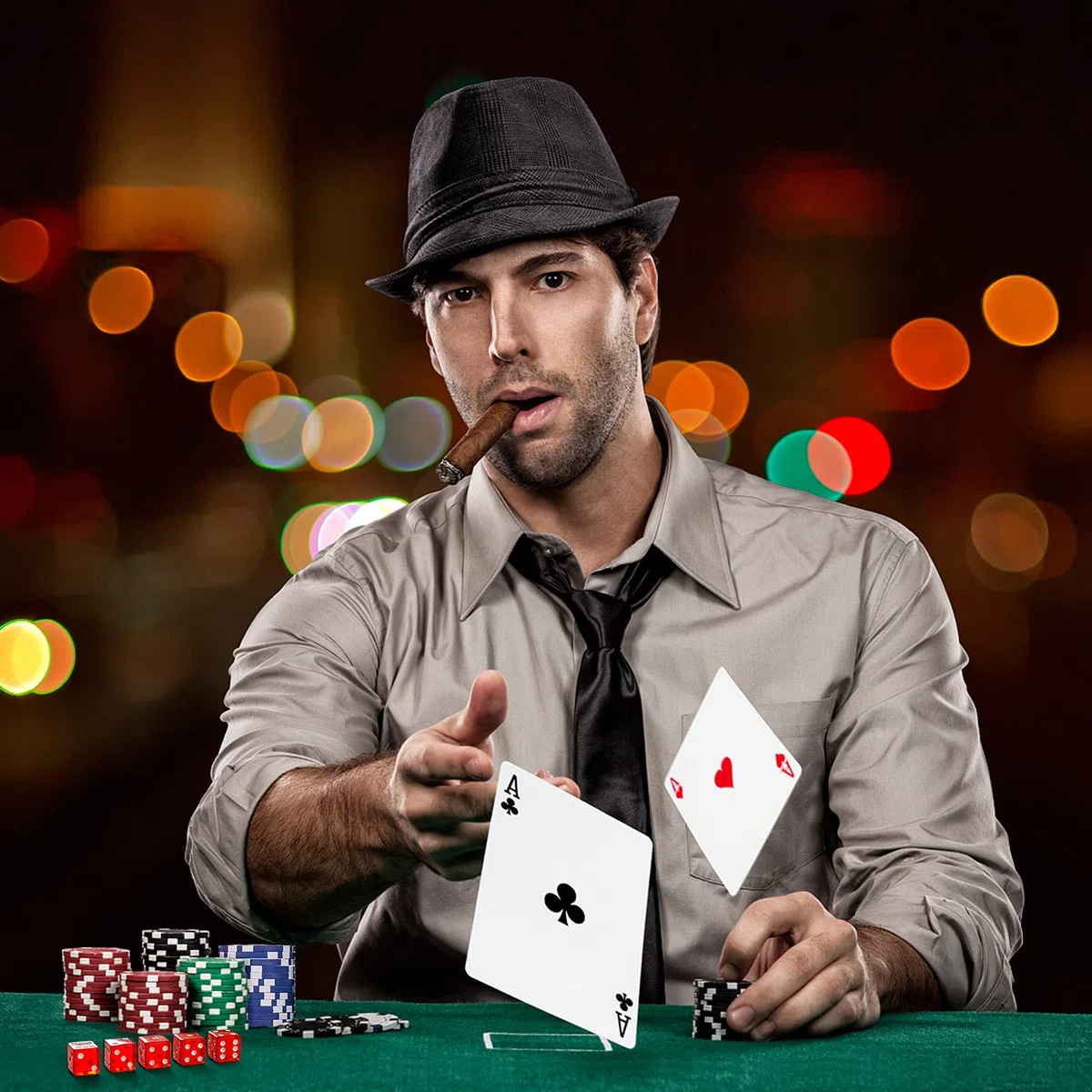 HOMASIS Set da Poker con 300 Chips, Valigetta da Poker con Serratura, Kit Poker con 2 Mazzi di Carte, 5 Dadi, 1 Bottone del Mazziere, Carte da Poker per Feste (Nero)