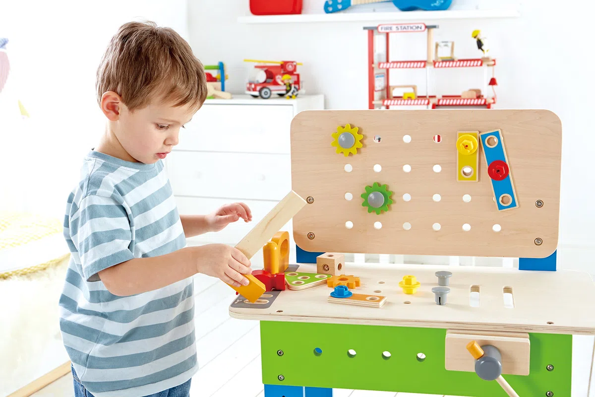 Hape Banco da Lavoro | in Legno con Attrezzi Giocattolo | 35 Pezzi| Adatto a Bambini dai 3 Anni in su