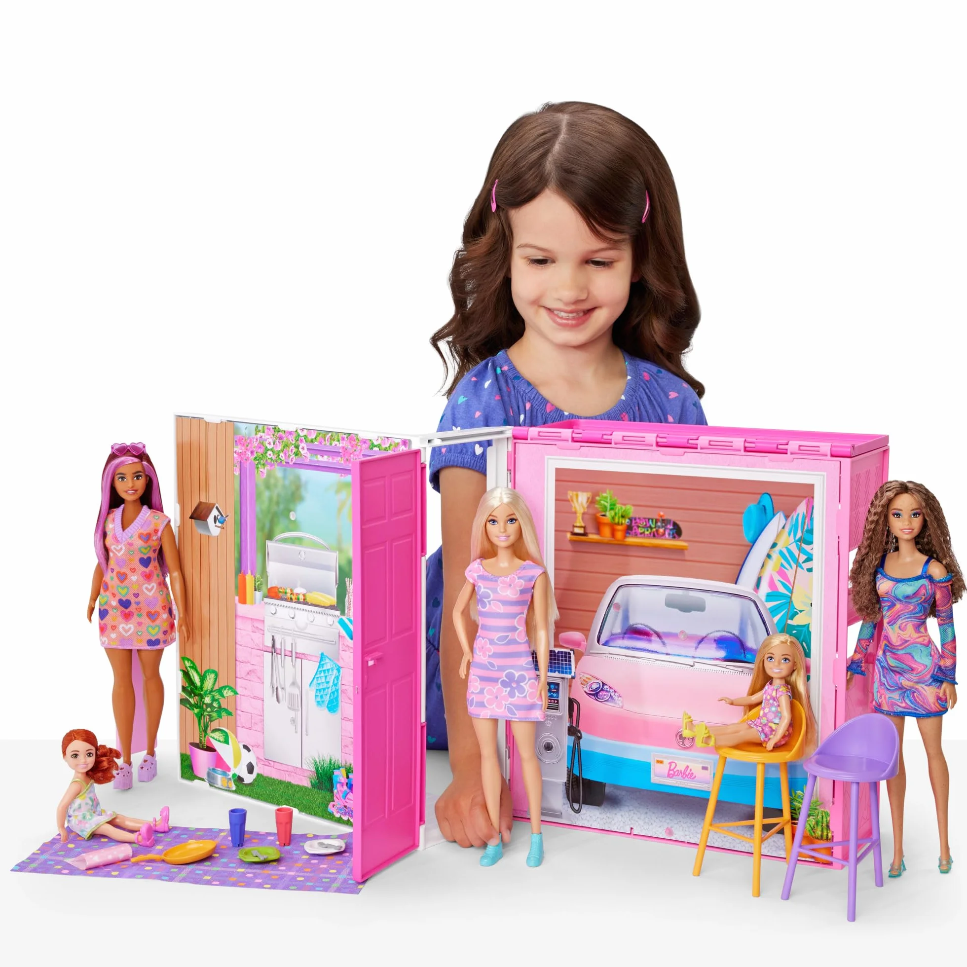 Barbie - Casa delle Vacanze, playset con 4 aree di gioco e 11 accessori decorativi inclusi, con cucina, bagno camera da letto e soggiorno, giocattolo per bambini, 3+ anni, HRJ76