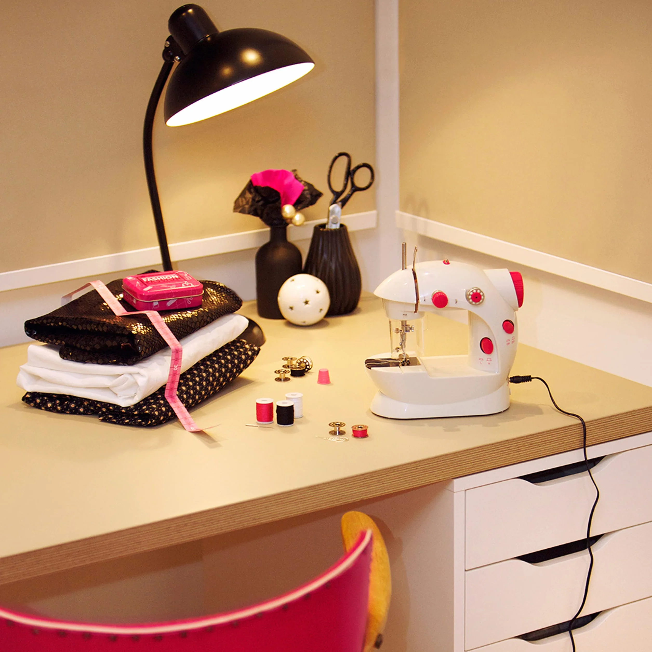 Theo Klein 7901 Macchina da cucire per bambini Fashion Passion, Con pedale, 2 livelli di velocità e tanti accessori, Giocattolo per bambini a partire dagli 8 anni di età