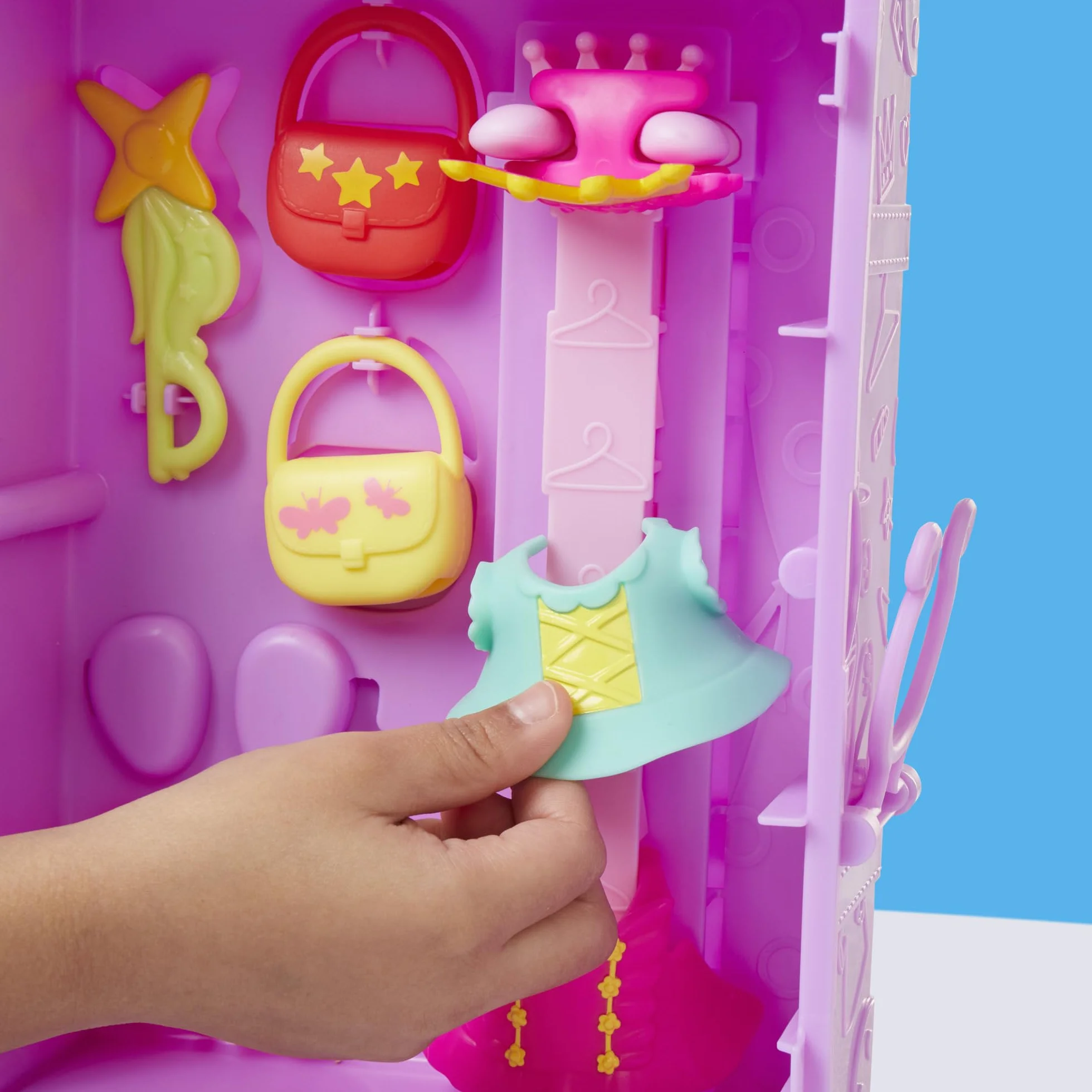 Peppa Pig Hasbro, Guardaroba di Peppa, Set di Giocattoli per Bambini e Bambine dai 3 Anni in Su, Ottima Idea Regalo, Include Action Figure di Peppa, 14 Accessori e Sticker