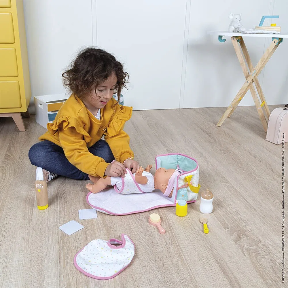 Janod - Borsa Fasciatoio - Giocattolo in Legno e Tessuto - Borsa Cambio Neonato da Bambola - Fasciatoio per Bambole Completo - 8 Accessori + Bavaglino, Pannolino, Biberon - Da 2 Anni, J06501